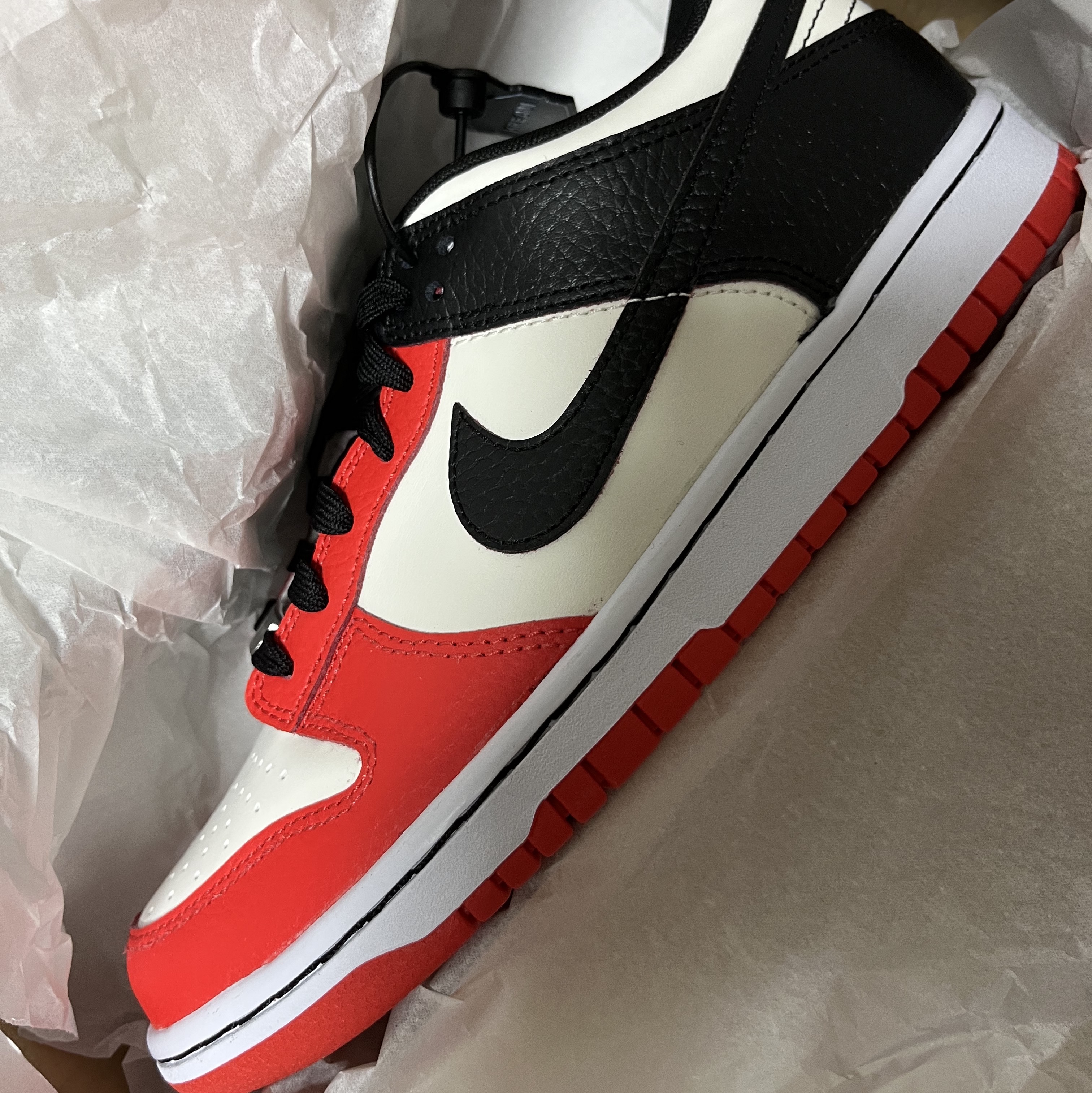 Nike x NBA Dunk Low Retro EMB Black and Chile Red 착용 스타일 - 1