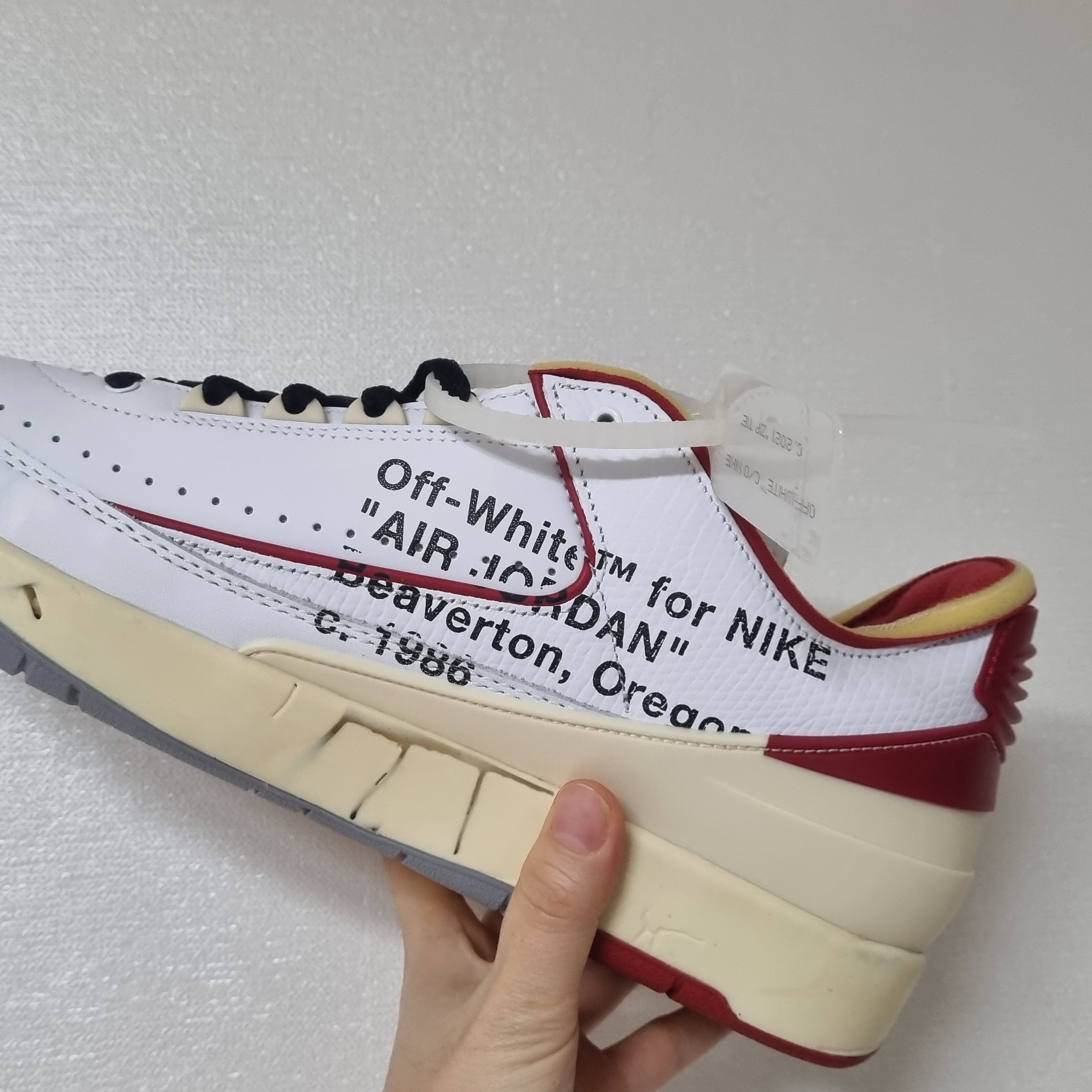Jordan 2 x Off-White Retro Low SP White and Varsity Red 착용 스타일 - 4