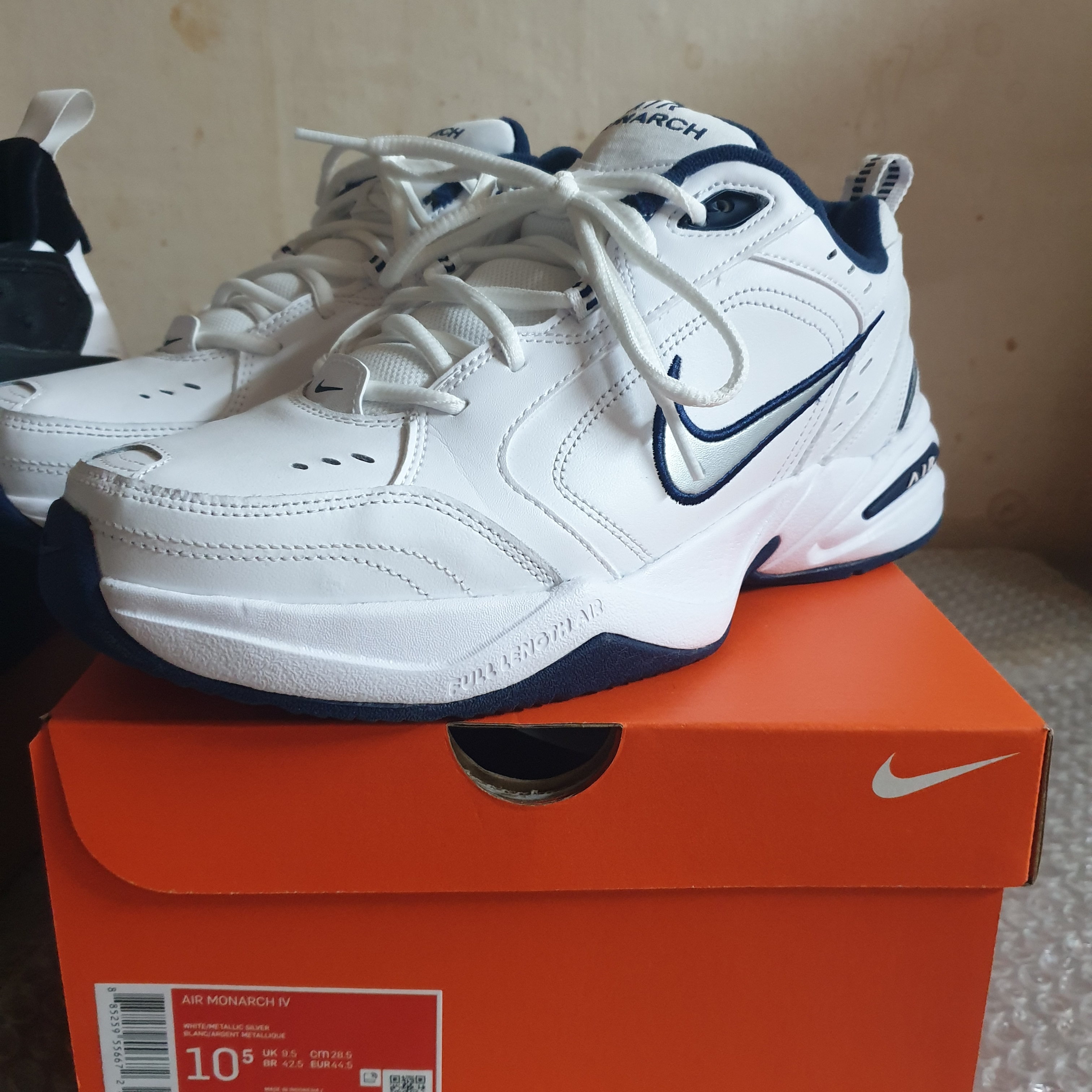 Jordan Delta 2 Chicago Bulls, Nike Air Monarch IV White Navy 착용 스타일 - 2