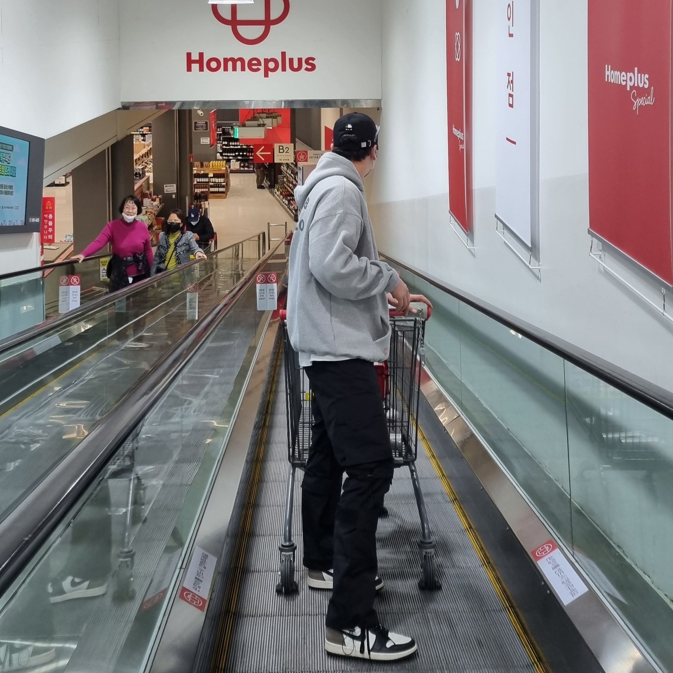 IAB Studio x Hyundai Mobis Hoodie, Jordan 1 Retro High OG Black Mocha 착용 스타일 - 1