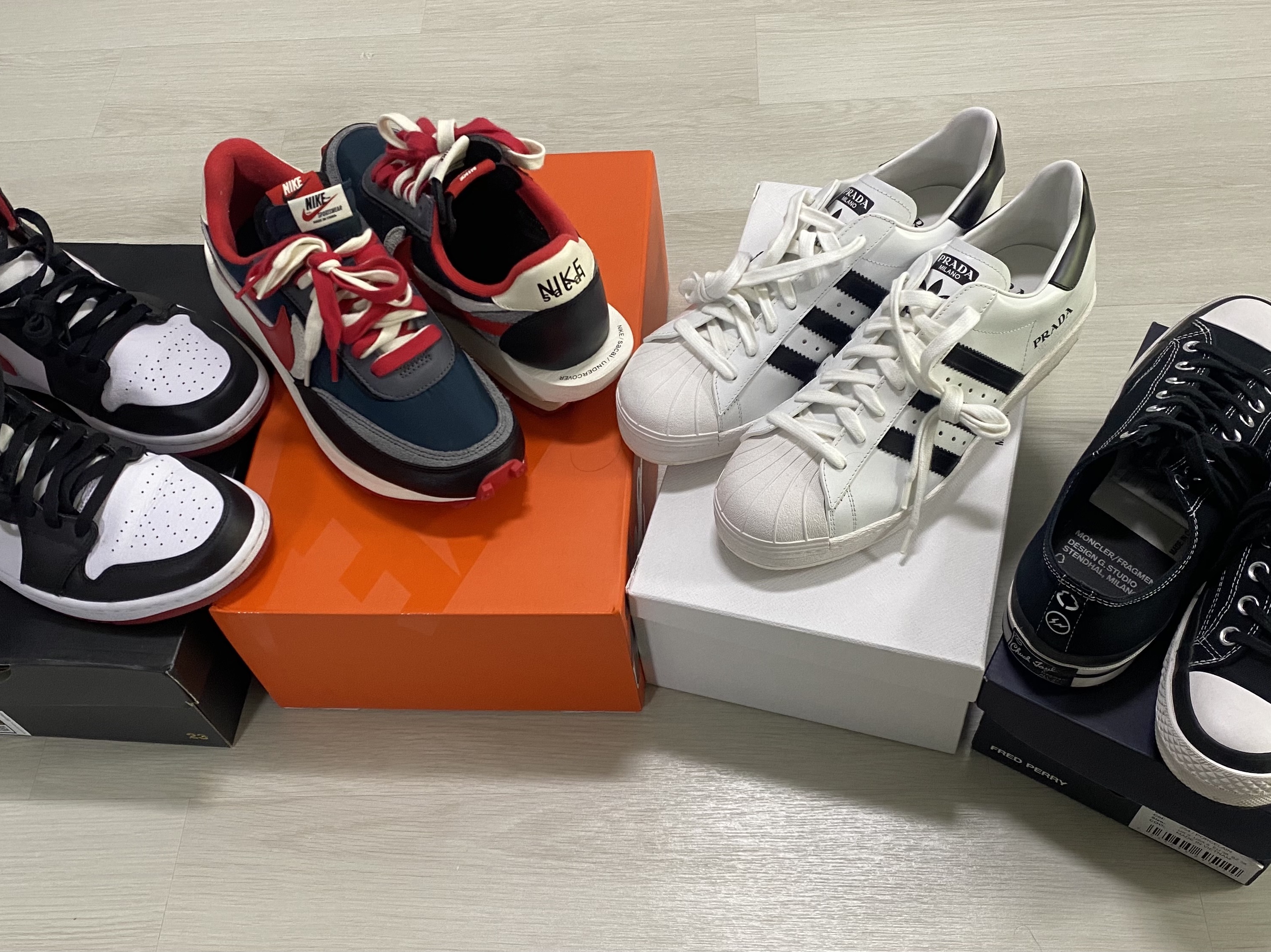 Nike x Sacai x Undercover LDWaffle Midnight Spruce University Red, Adidas x Prada Superstar White Black 착용 스타일