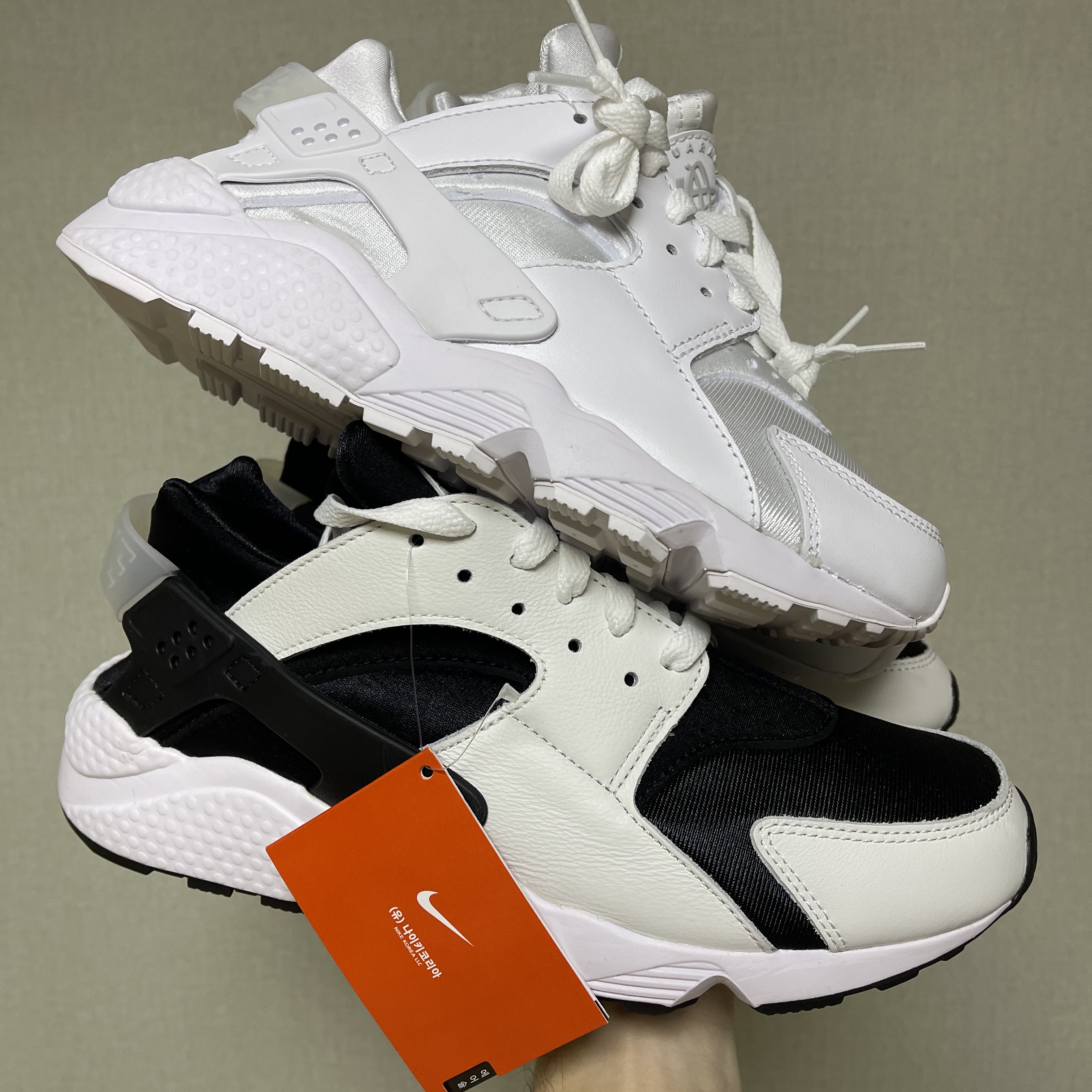 Nike Air Huarache Black and White 착용 스타일 - 1
