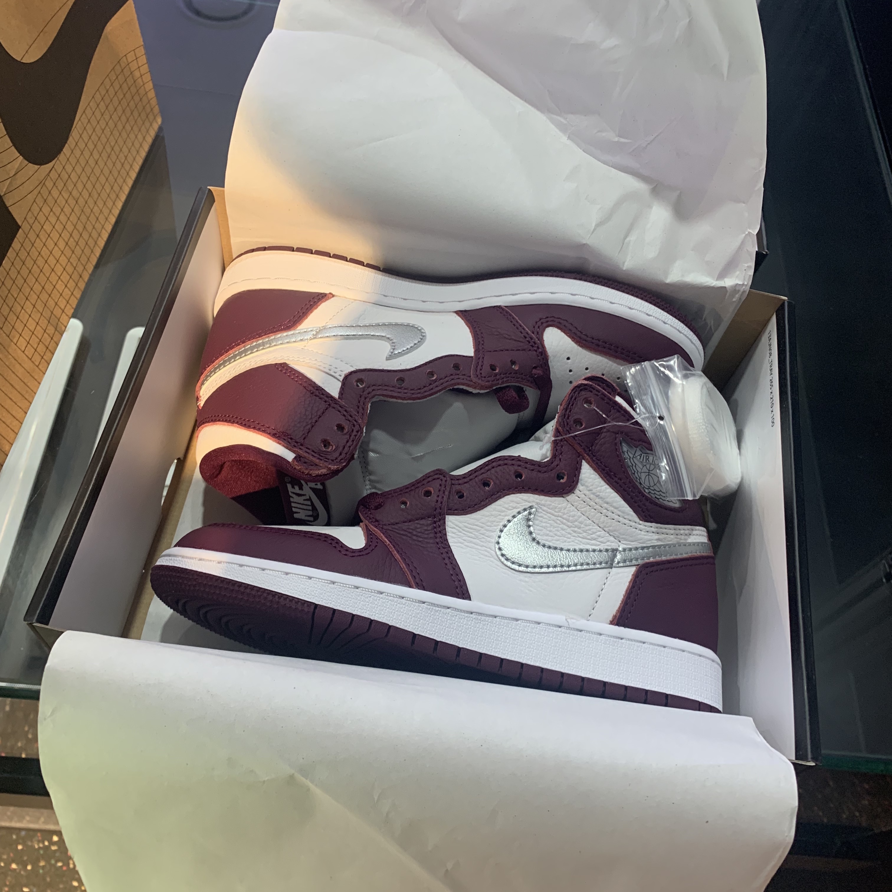 (GS) Jordan 1 Retro High OG Bordeaux 착용 스타일 - 2