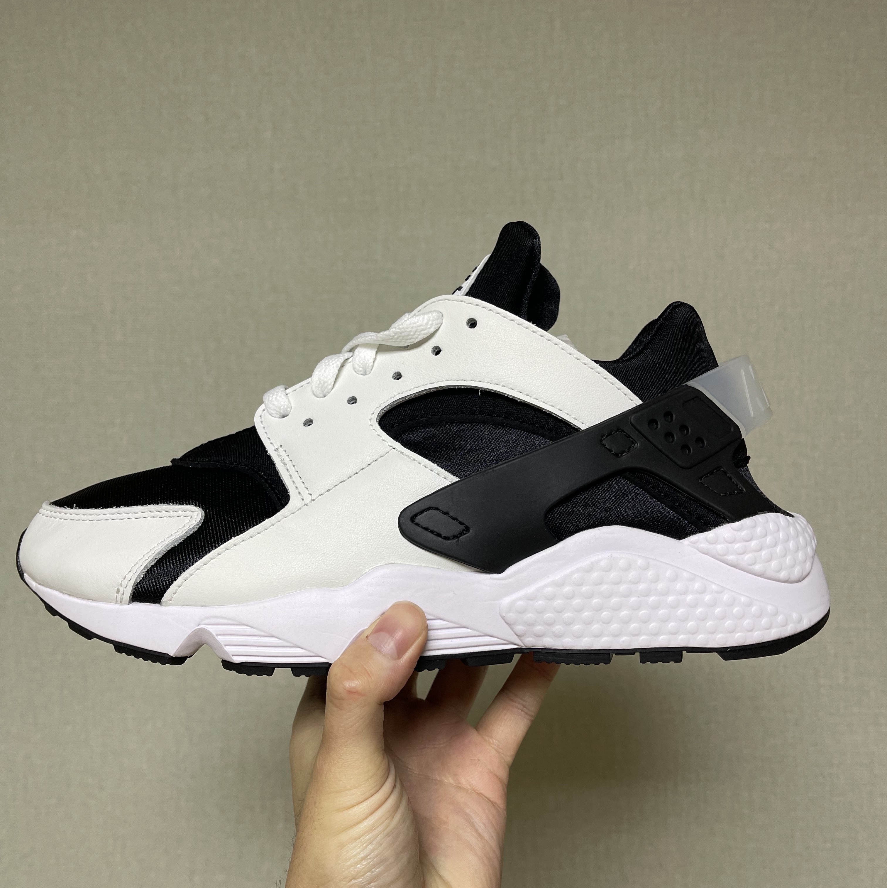 Nike Air Huarache Black and White 착용 스타일 - 2