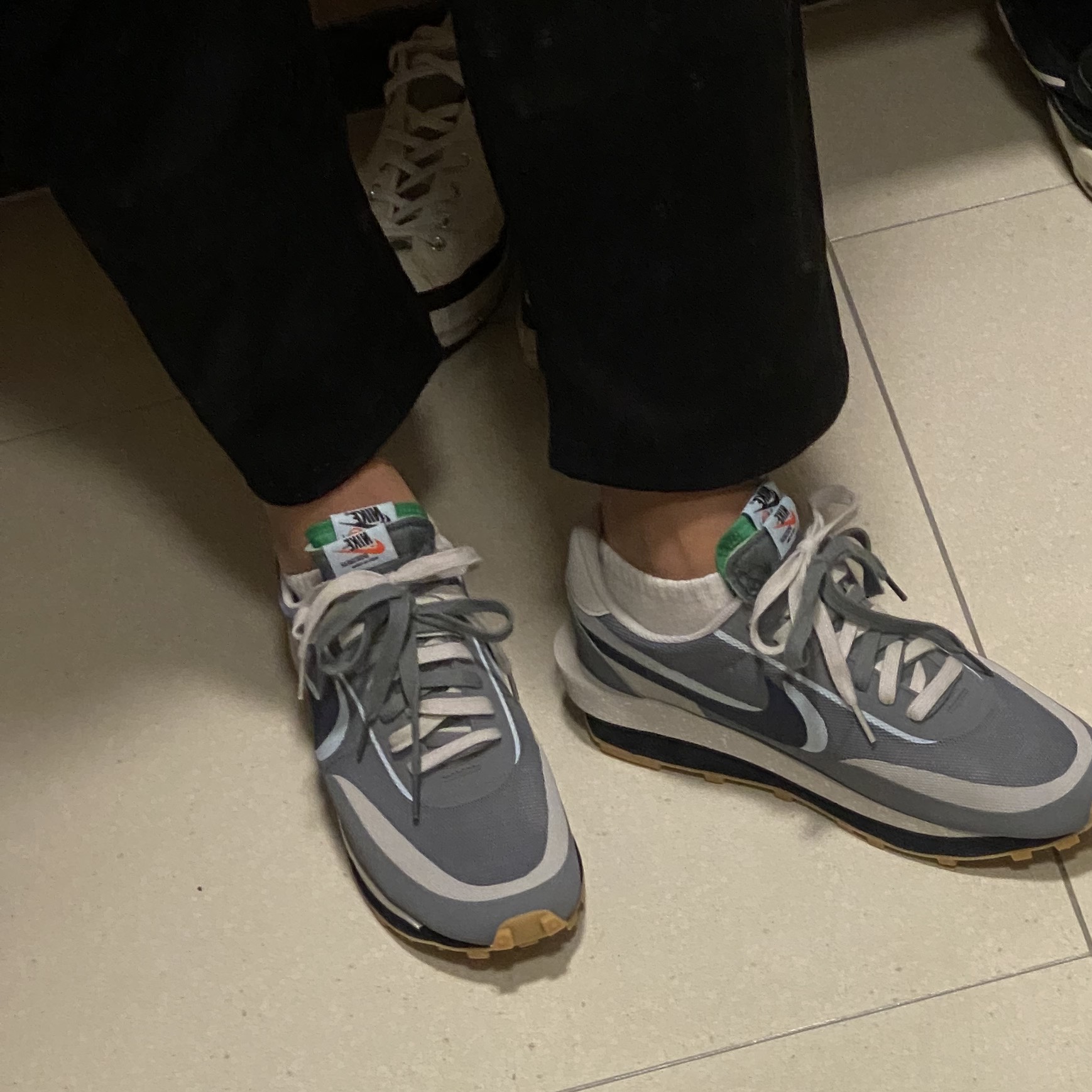 Nike x Sacai x Clot LDWaffle Cool Grey, Converse x Moncler x Fragment Chuck 70 Ox White 착용 스타일
