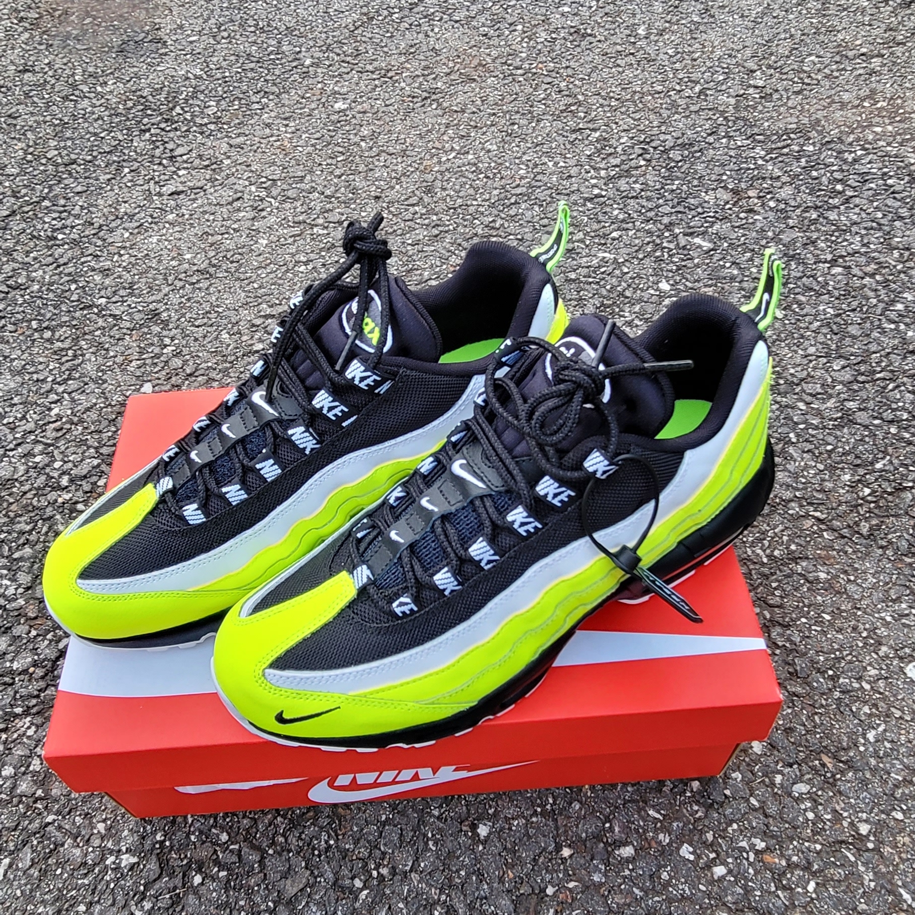 Nike Air Max 95 Reverse Volt 착용 스타일 - 1