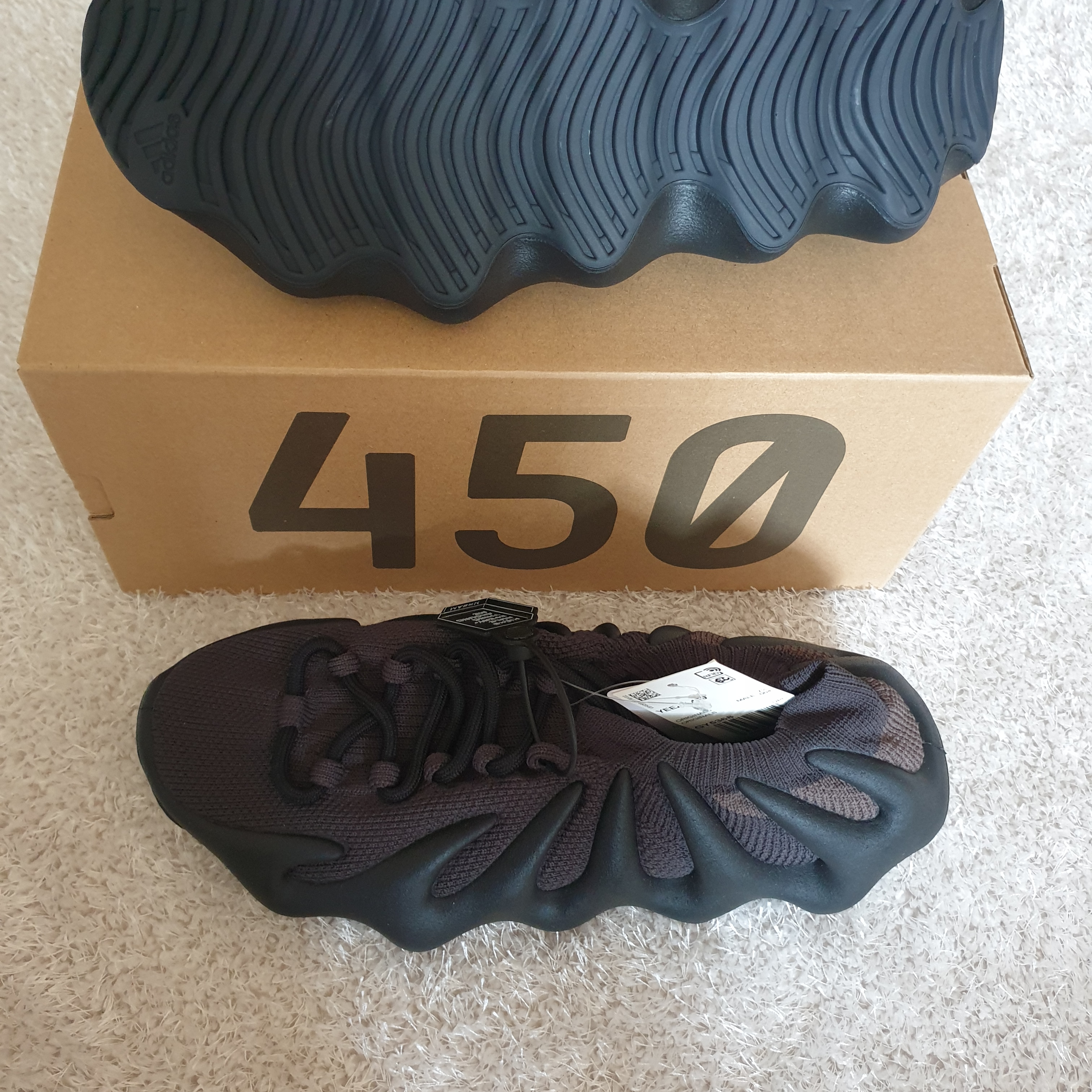 Adidas Yeezy 450 Dark Slate 착용 스타일