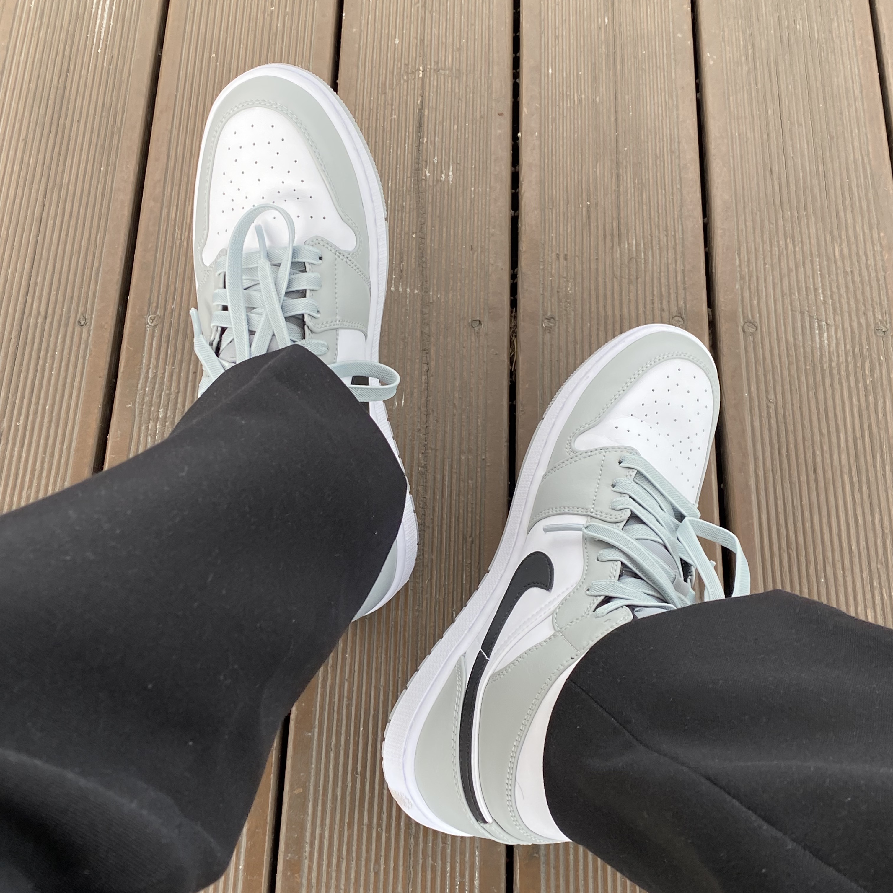 Jordan 1 Mid Light Smoke Grey 착용 스타일
