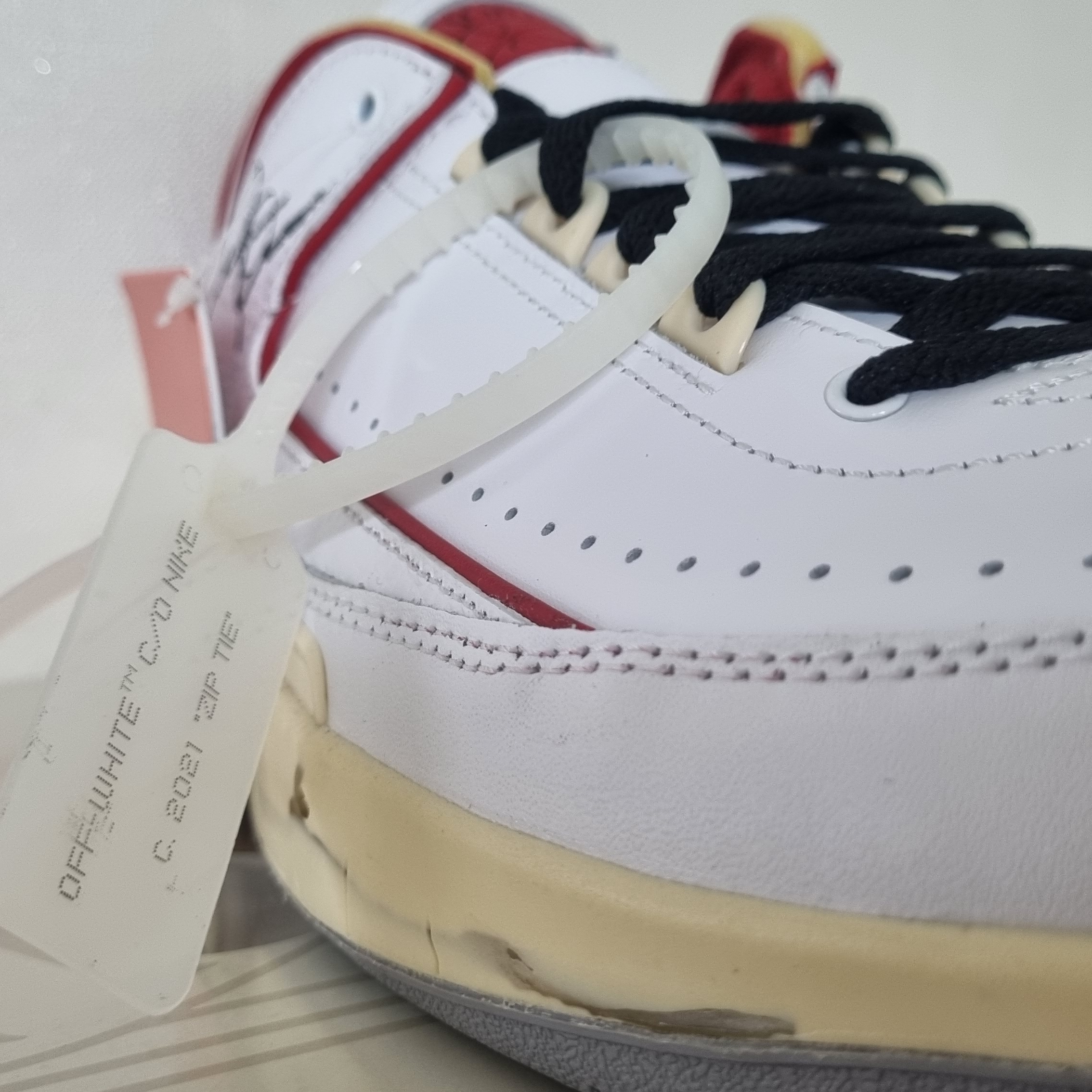 Jordan 2 x Off-White Retro Low SP White and Varsity Red 착용 스타일 - 5