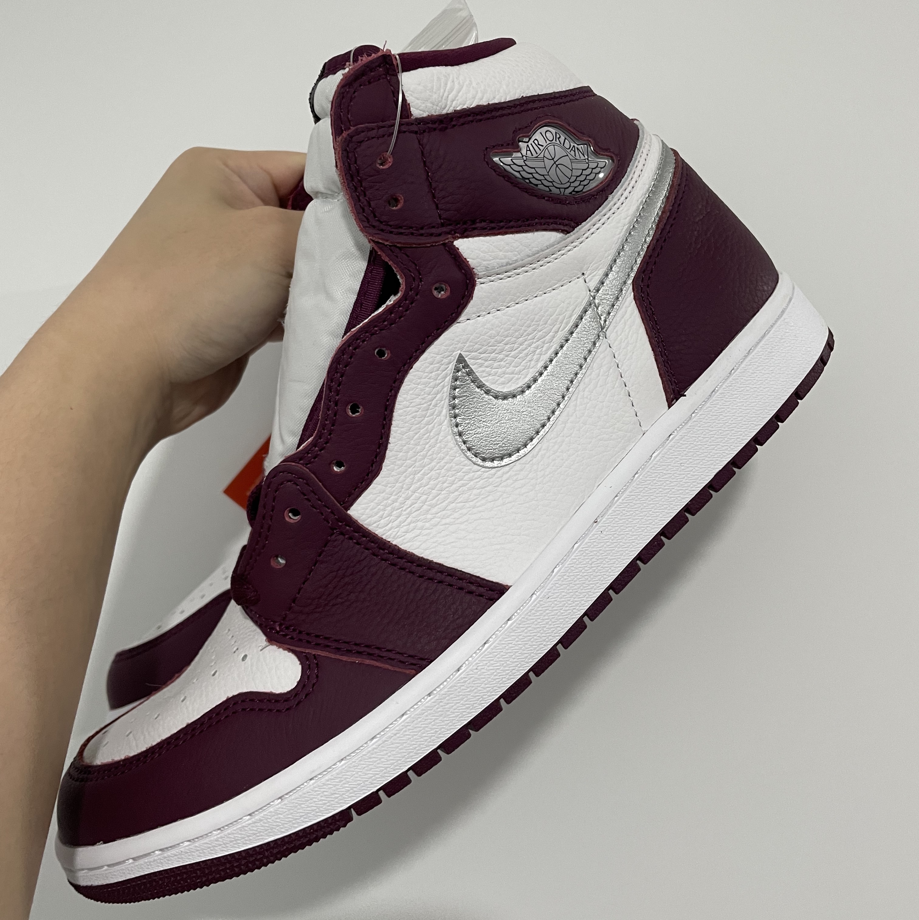 Jordan 1 Retro High OG Bordeaux 착용 스타일 - 1