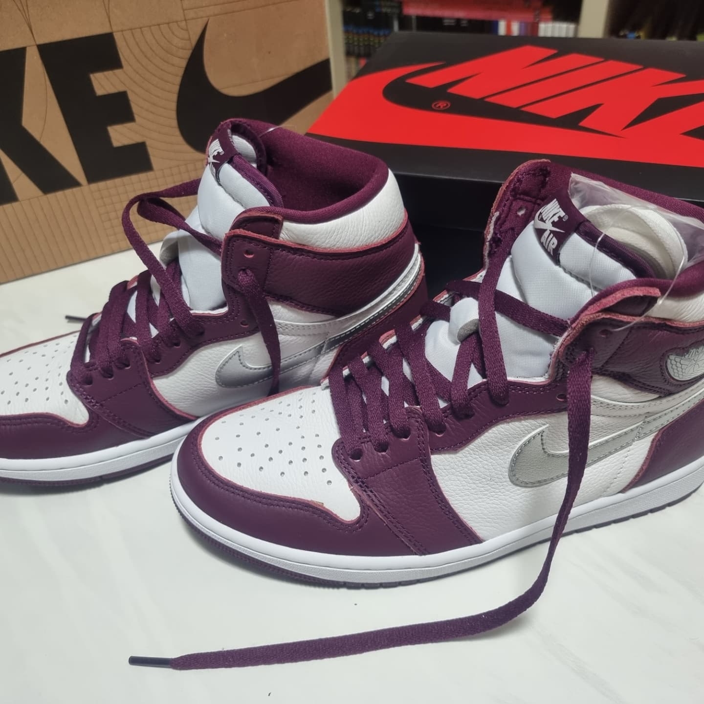 Jordan 1 Retro High OG Bordeaux 착용 스타일 - 2