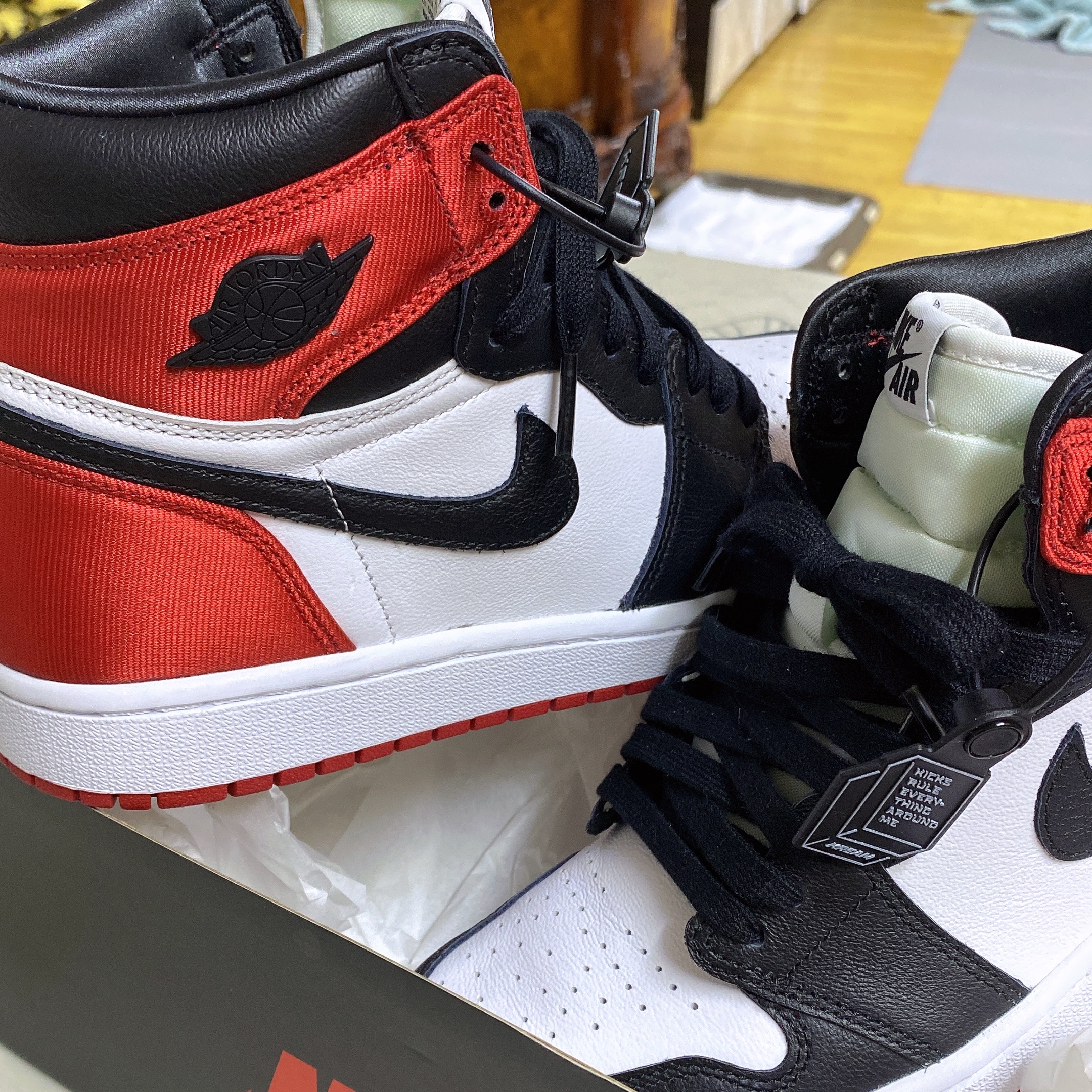 (W) Jordan 1 Retro High Satin Black Toe 착용 스타일 - 2