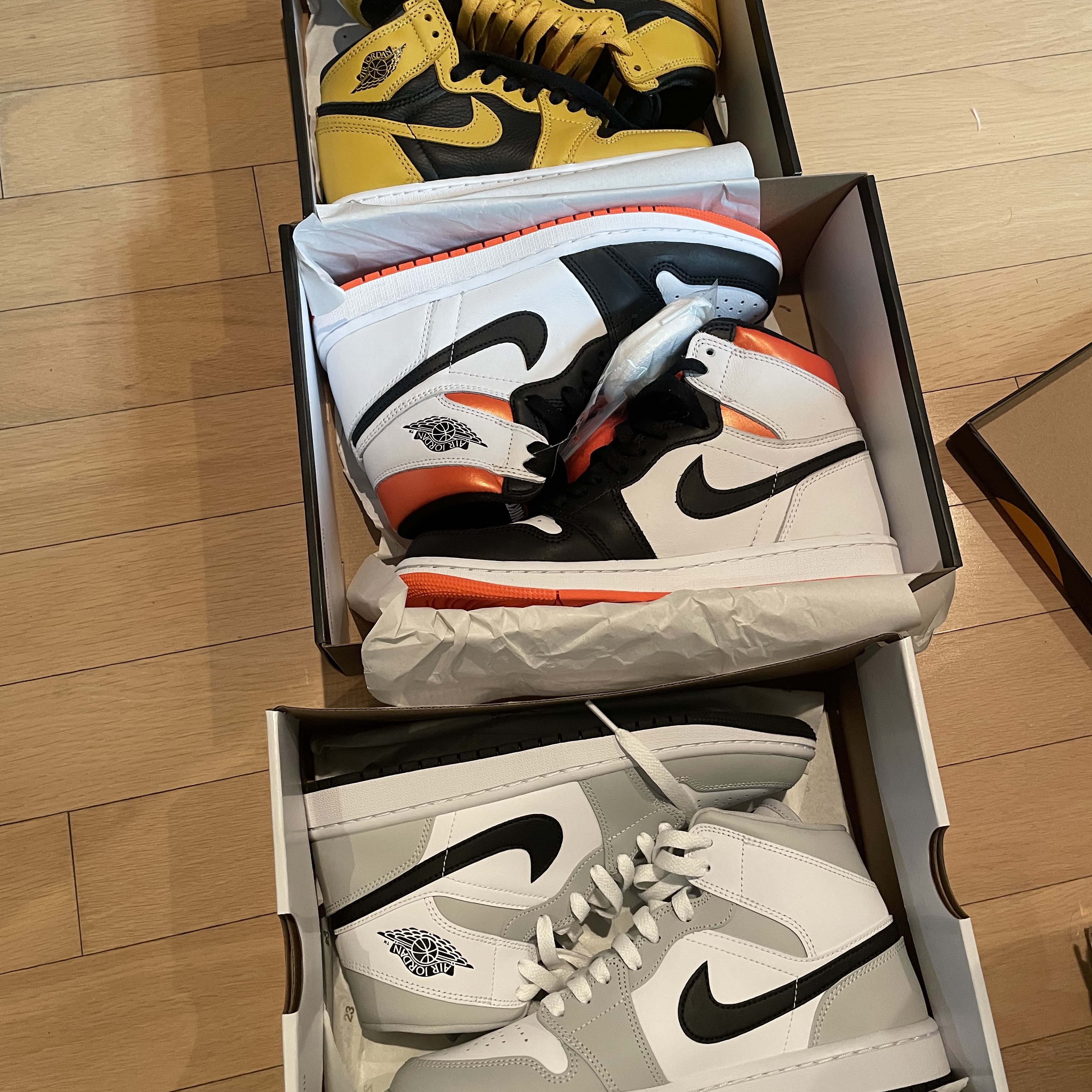 (GS) Jordan 1 Retro High OG Pollen, (W) Jordan 1 Mid Grey Fog 착용 스타일 - 1