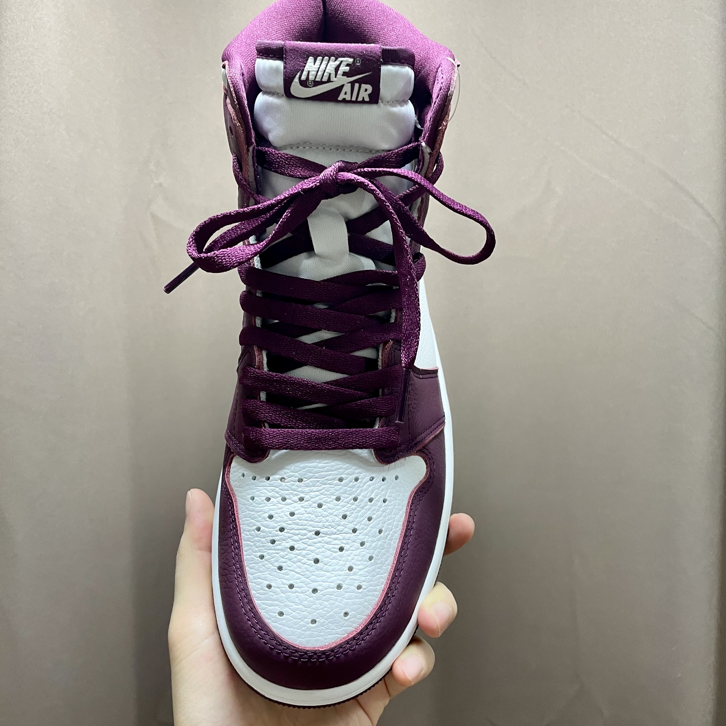Jordan 1 Retro High OG Bordeaux 착용 스타일 - 3