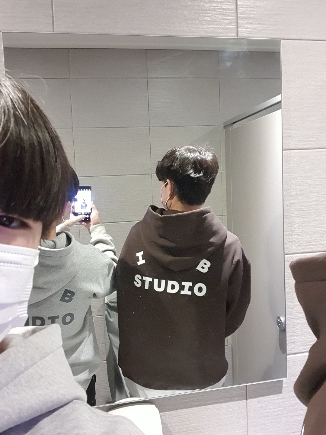 IAB Studio Hoodie Brown, Jordan 1 Retro High OG Black Mocha 착용 스타일 - 3