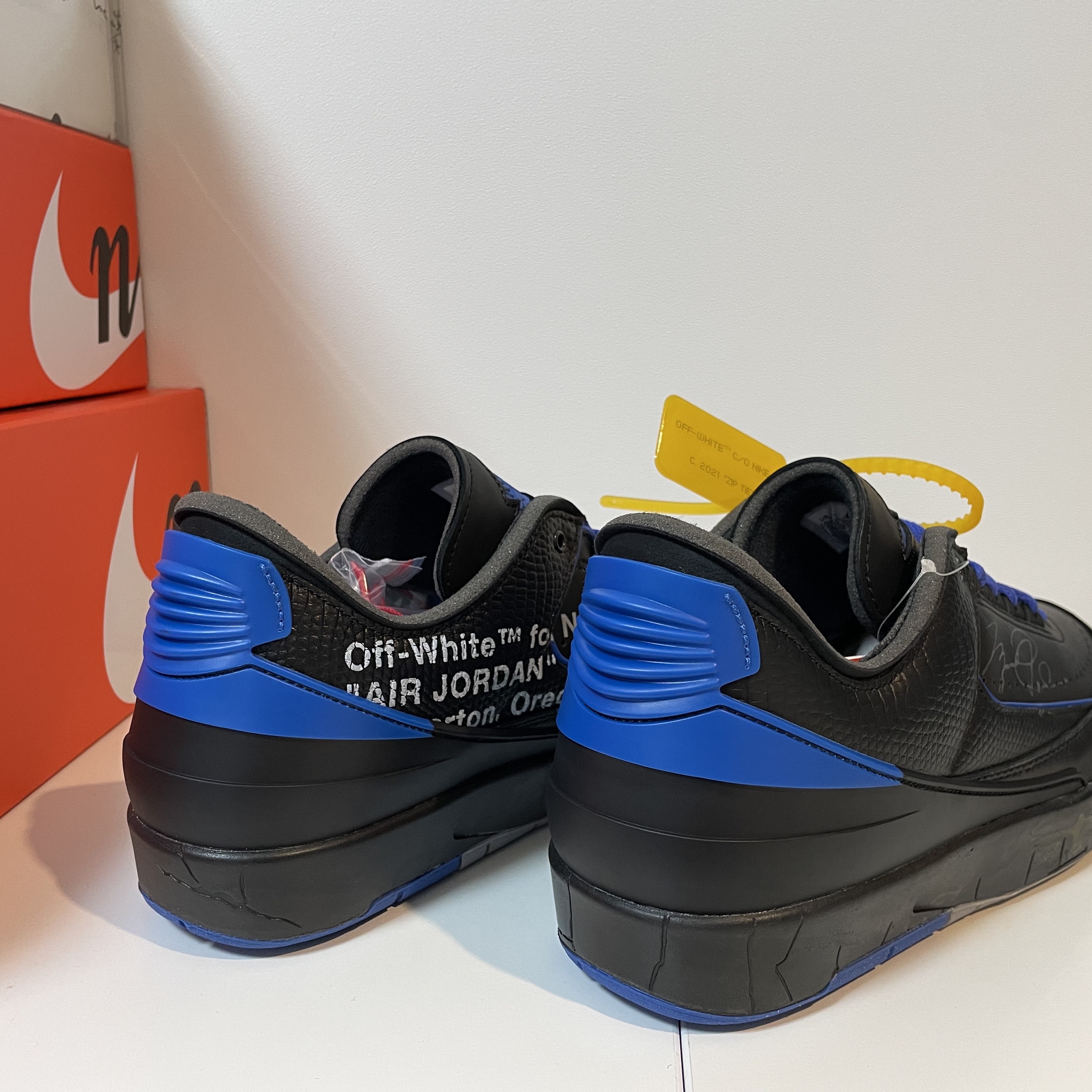 Jordan 2 x Off-White Retro Low SP Black and Varsity Royal 착용 스타일 - 4