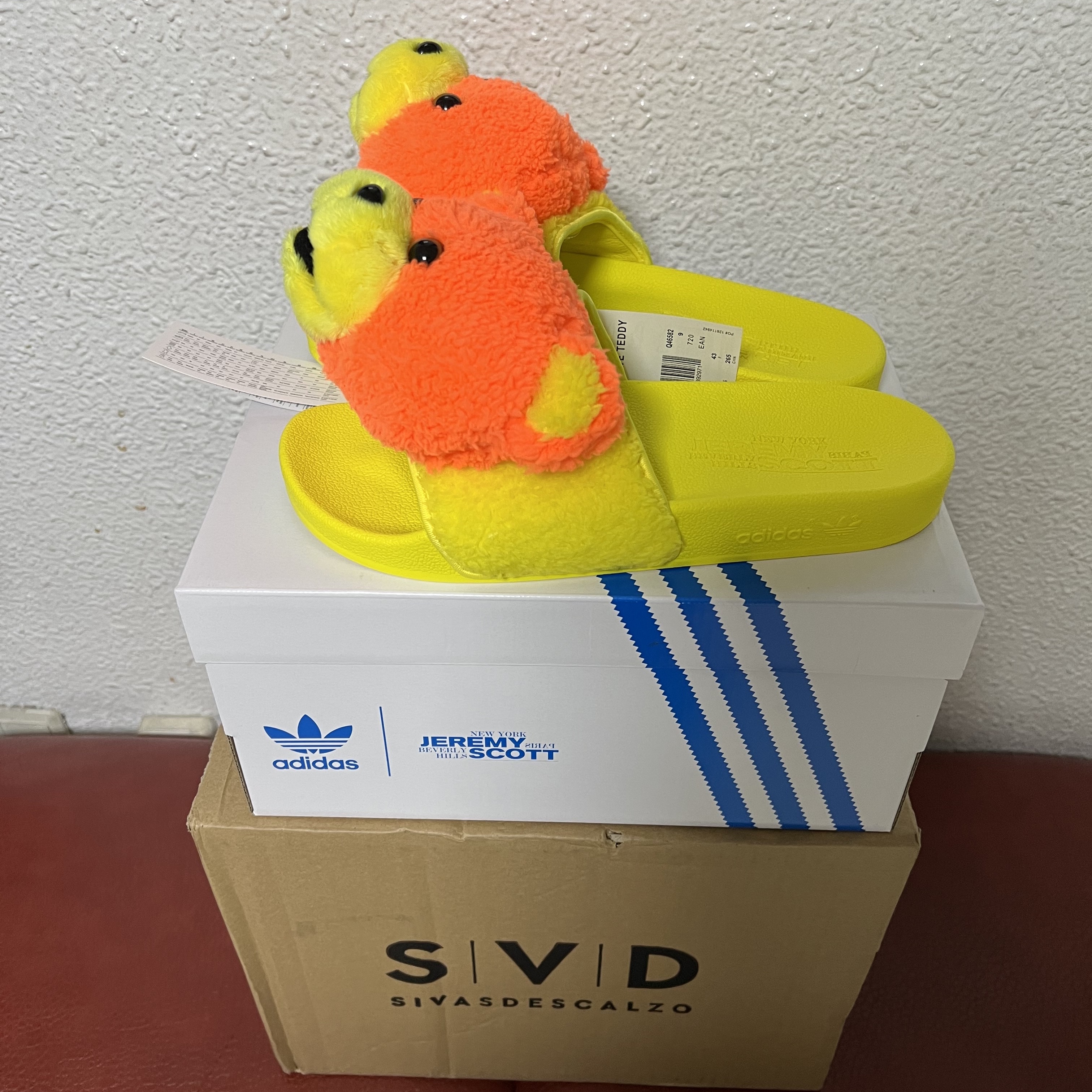 Adidas x Jeremy Scott Adilette Teddy Slide Solar Orange 착용 스타일 - 3
