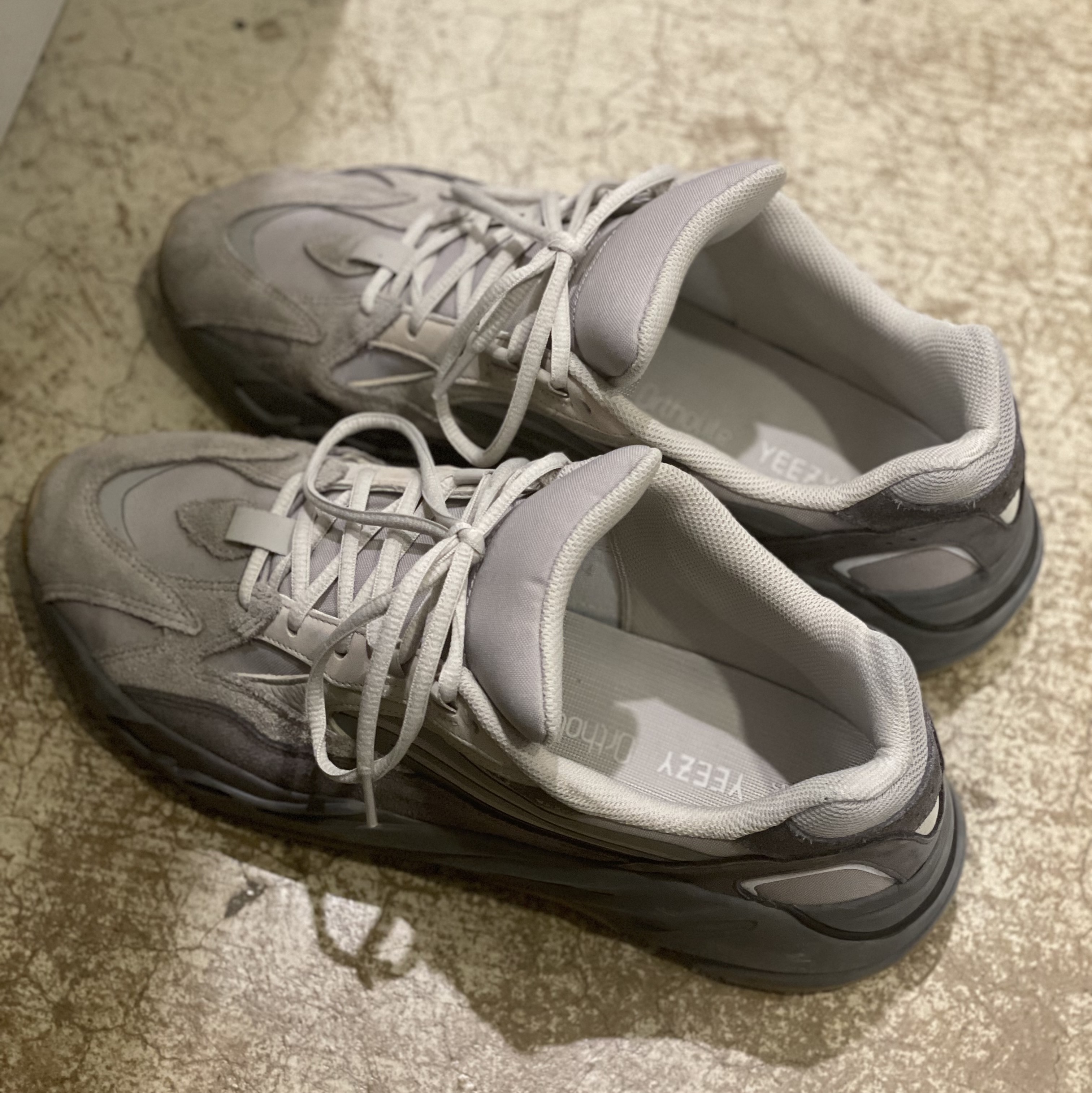 Adidas Yeezy Boost 700 V2 Tephra 착용 스타일