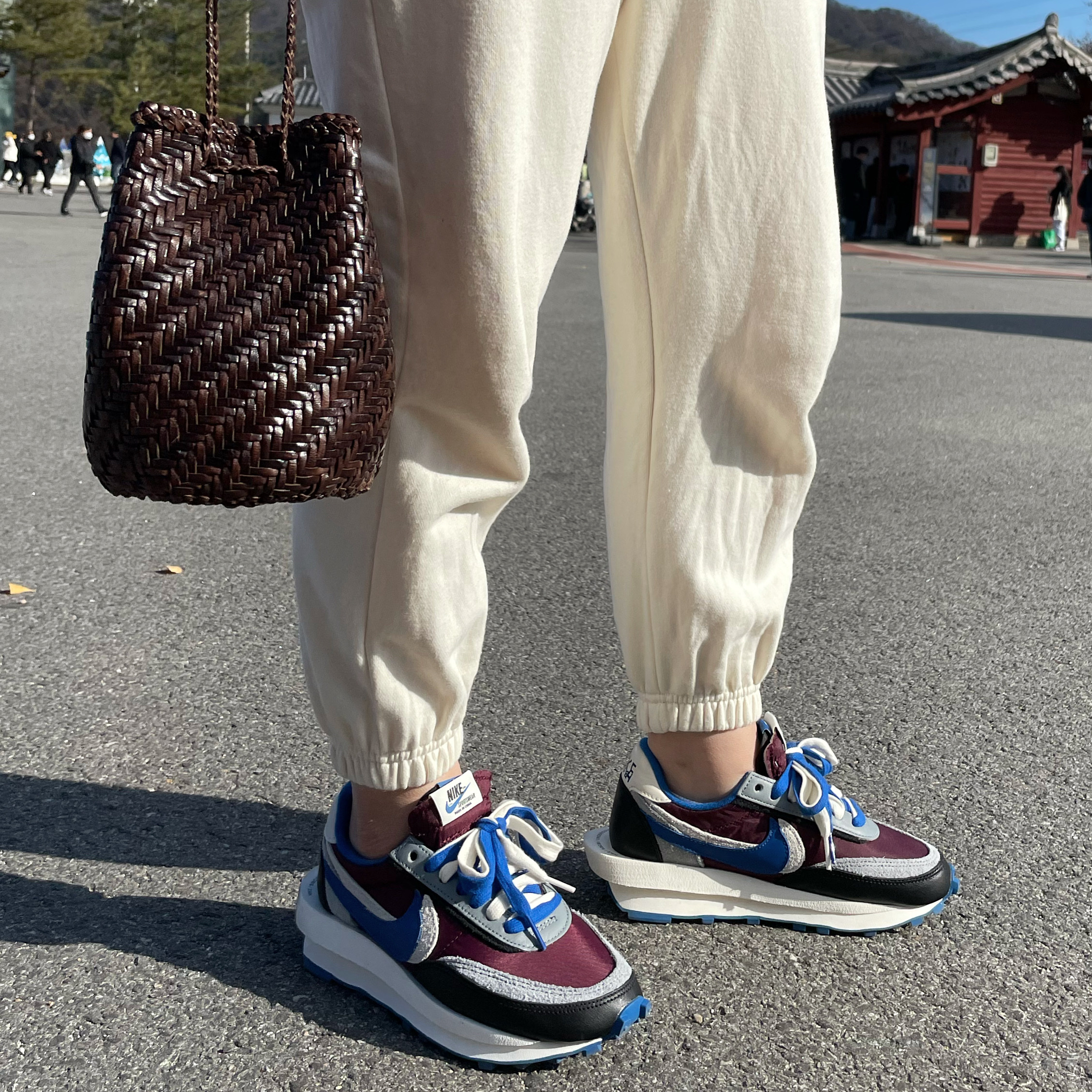 Nike x Sacai x Undercover LDWaffle Night Maroon Team Royal 착용 스타일 - 2