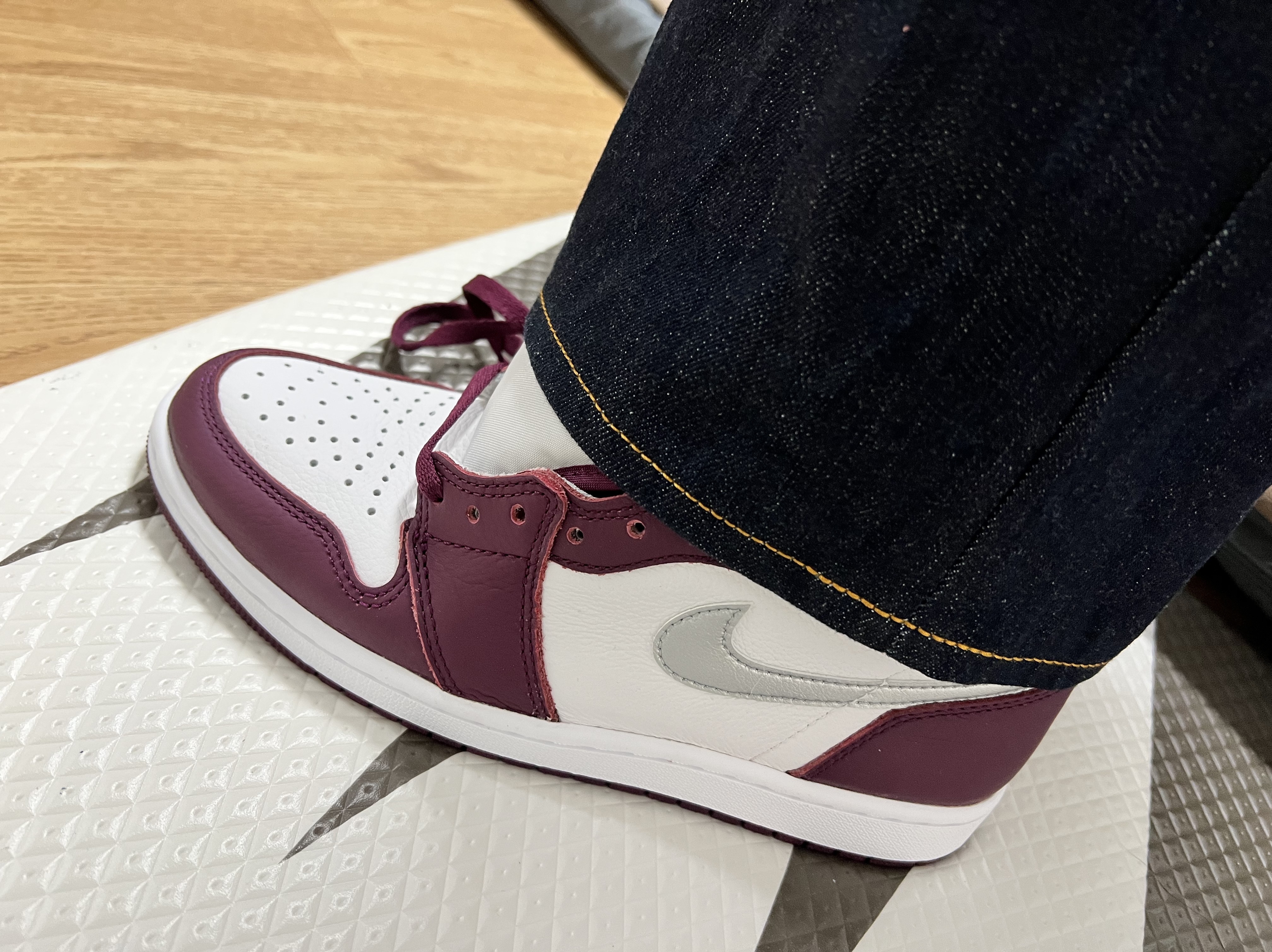 Jordan 1 Retro High OG Bordeaux 착용 스타일 - 2