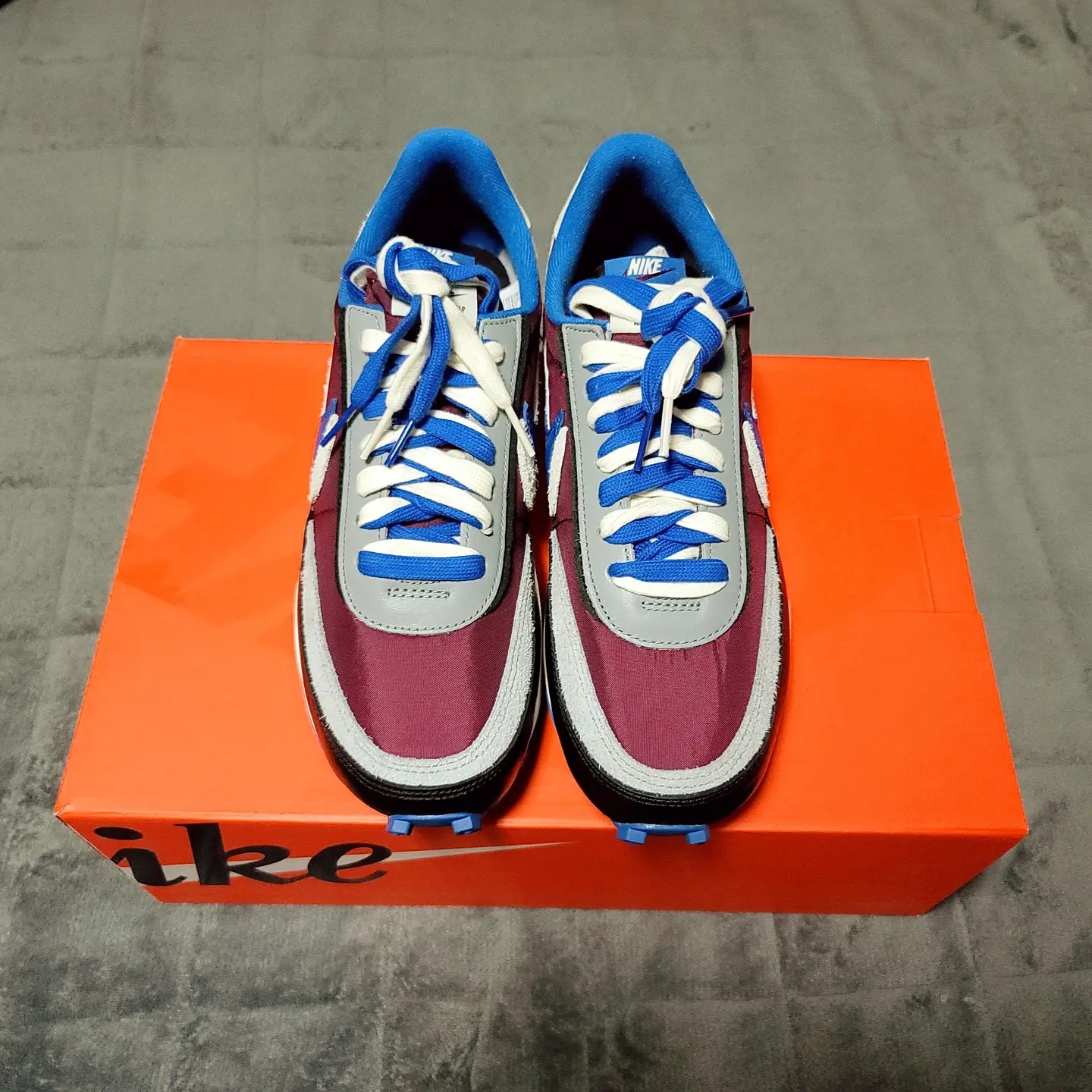 Nike x Sacai x Undercover LDWaffle Night Maroon Team Royal, IAB Studio Hoodie Raspberry 착용 스타일 - 3