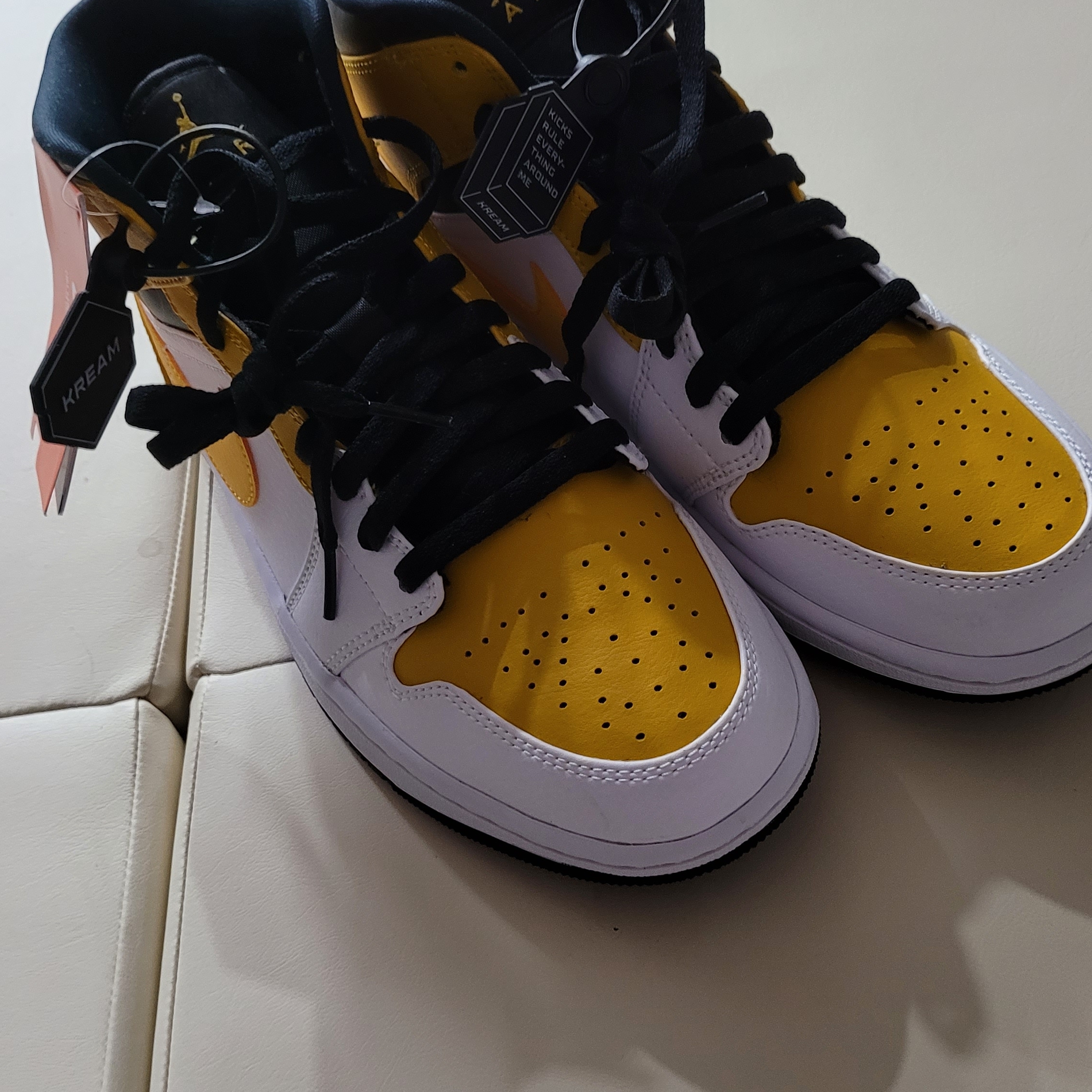 Jordan 1 Mid White University Gold 착용 스타일 - 1