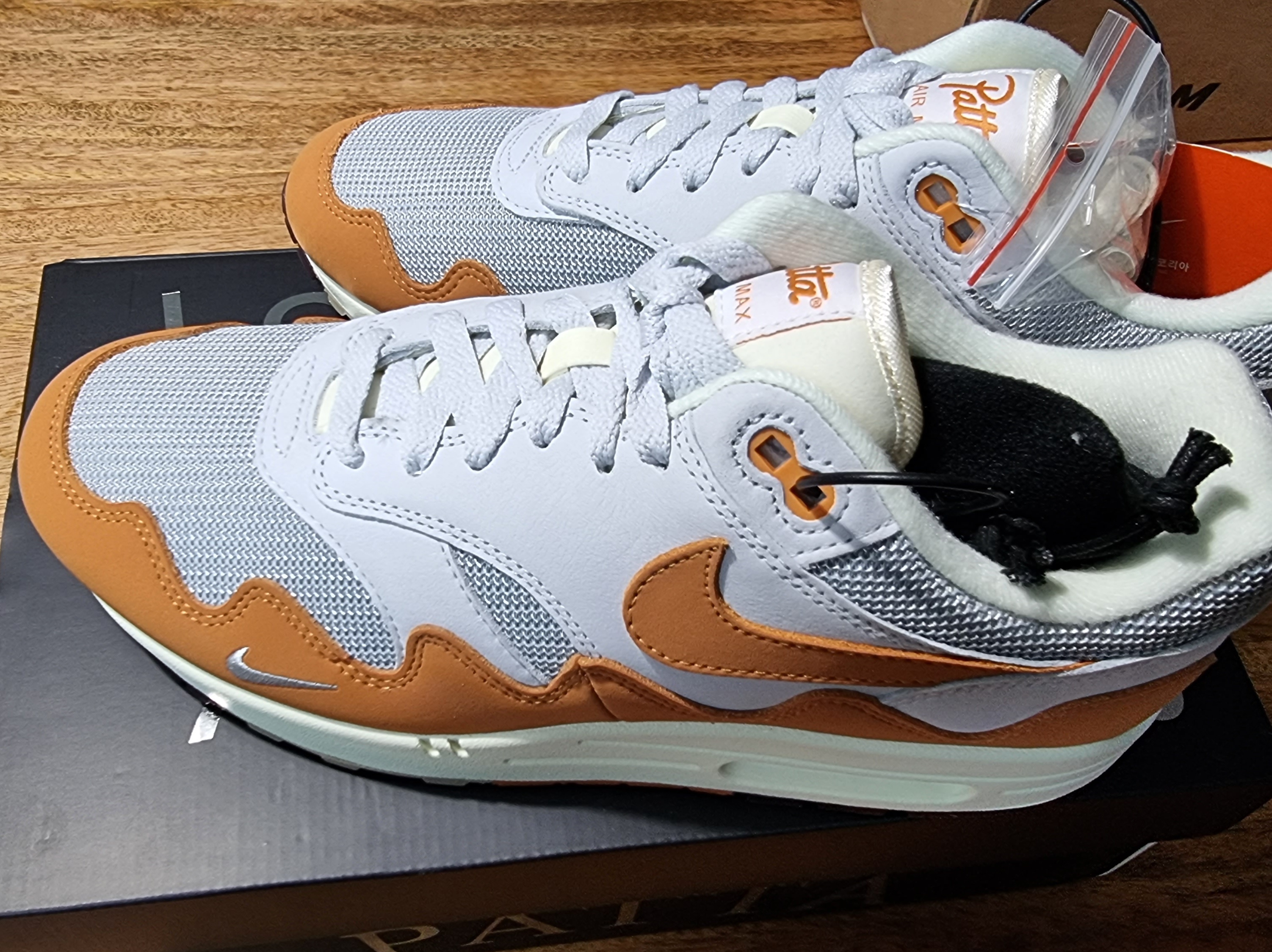 Nike x Patta Air Max 1 Monarch 착용 스타일