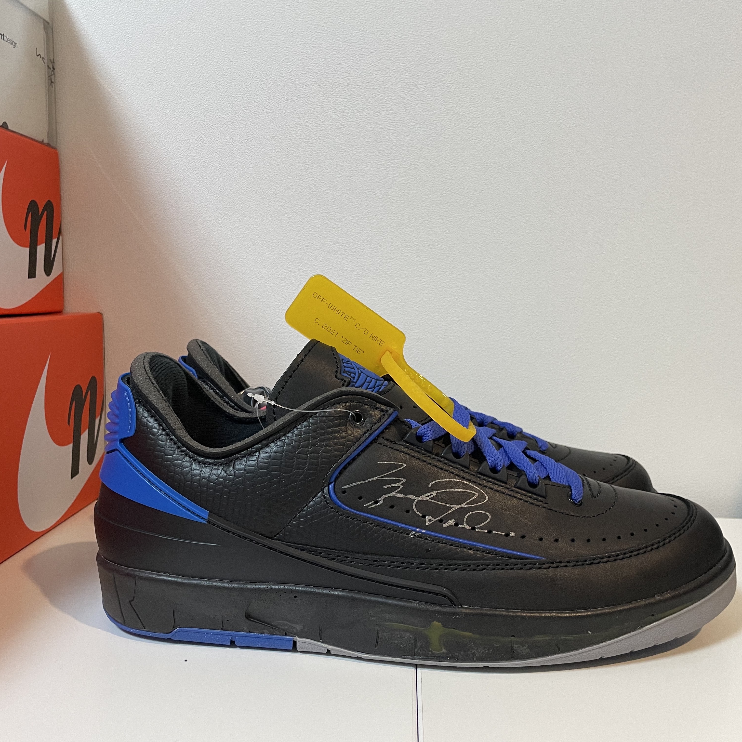 Jordan 2 x Off-White Retro Low SP Black and Varsity Royal 착용 스타일 - 2