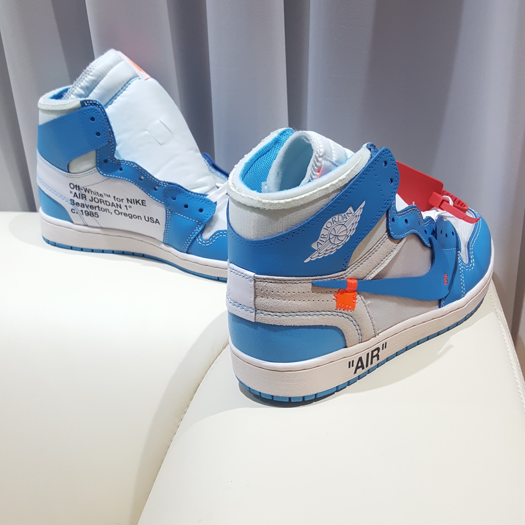 Jordan 1 x Off-White Retro High University Blue 착용 스타일 - 2