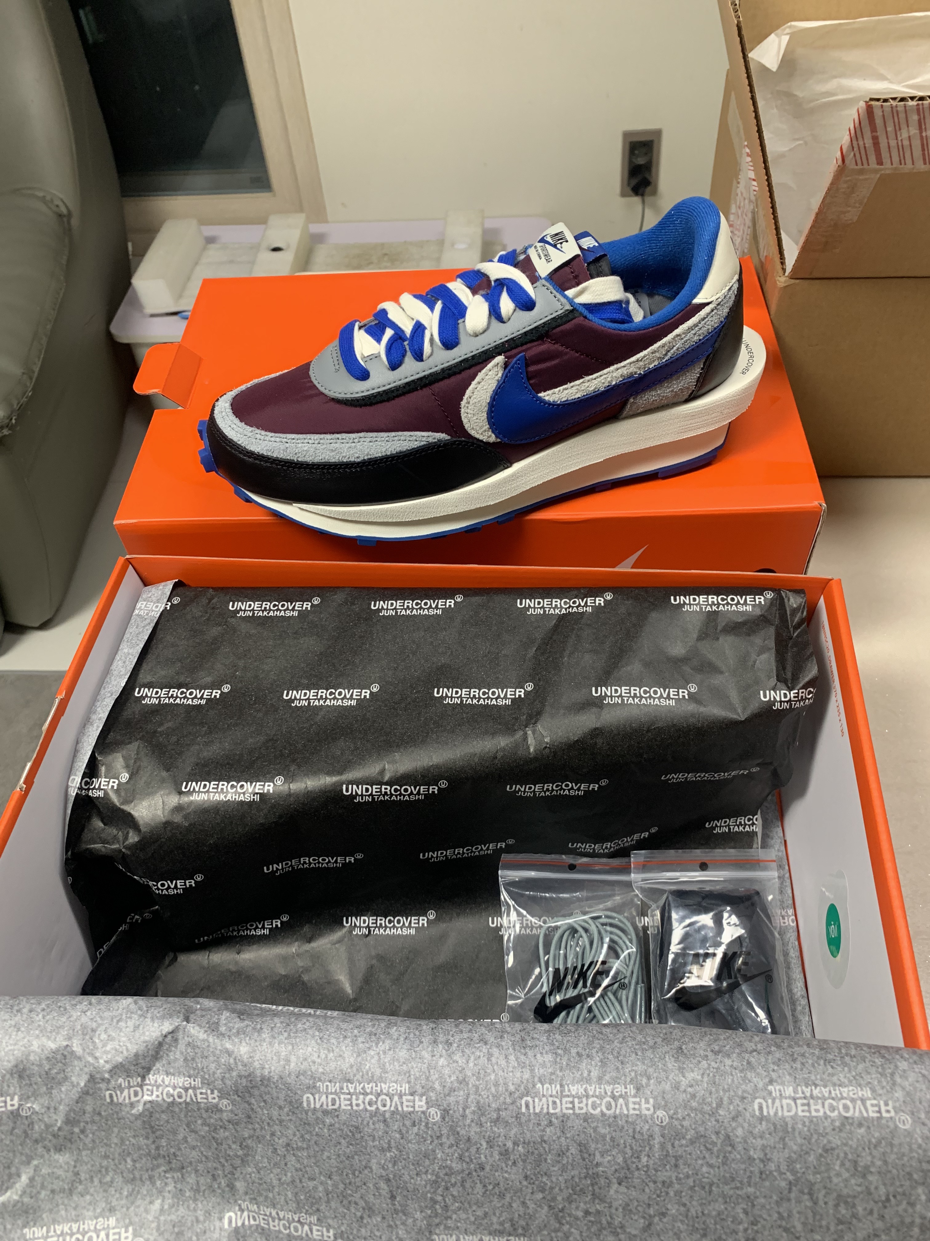 Nike x Sacai x Undercover LDWaffle Night Maroon Team Royal 착용 스타일 - 2