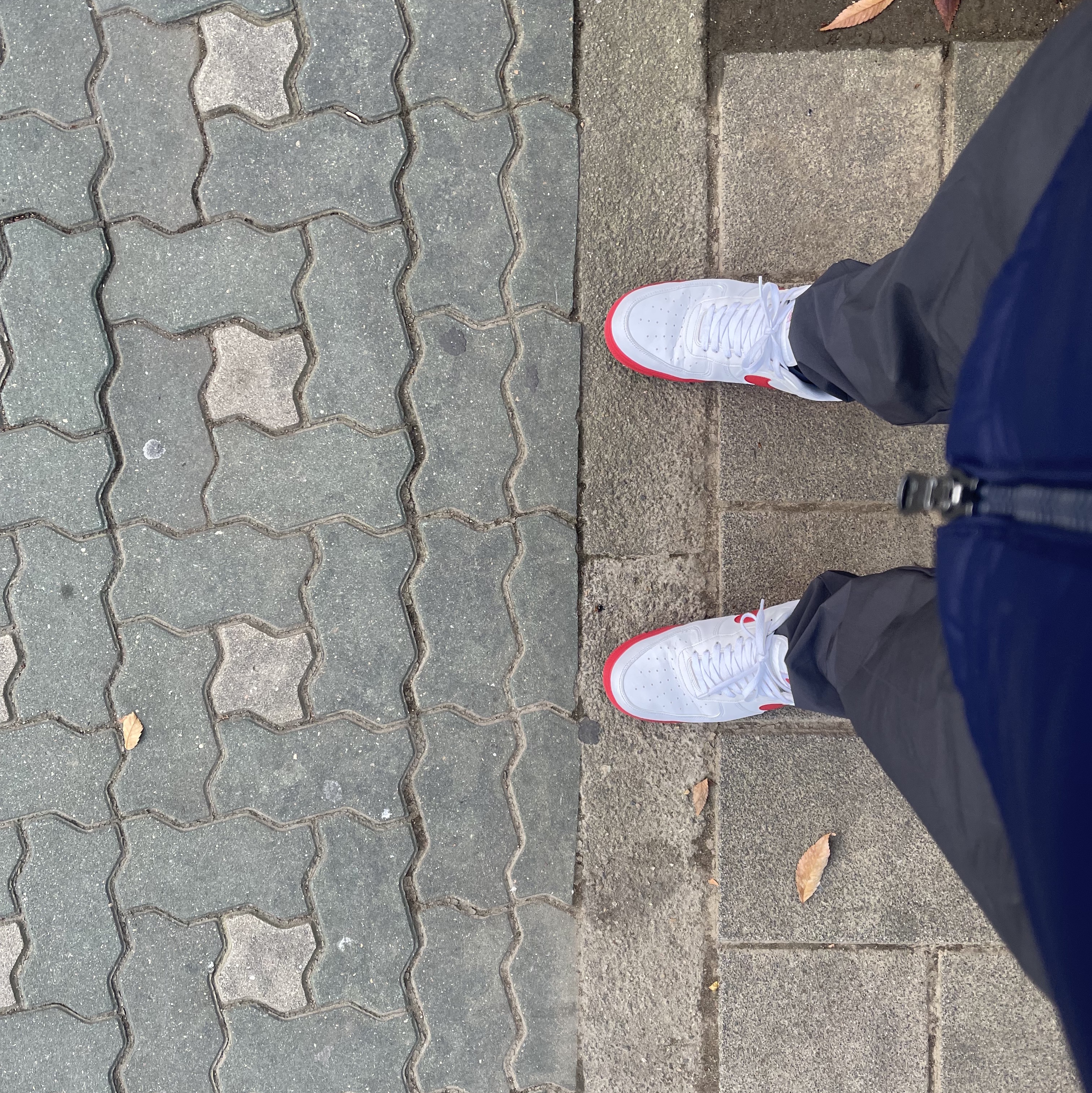 Nike Air Force 1 Low White Red Midsole 착용 스타일