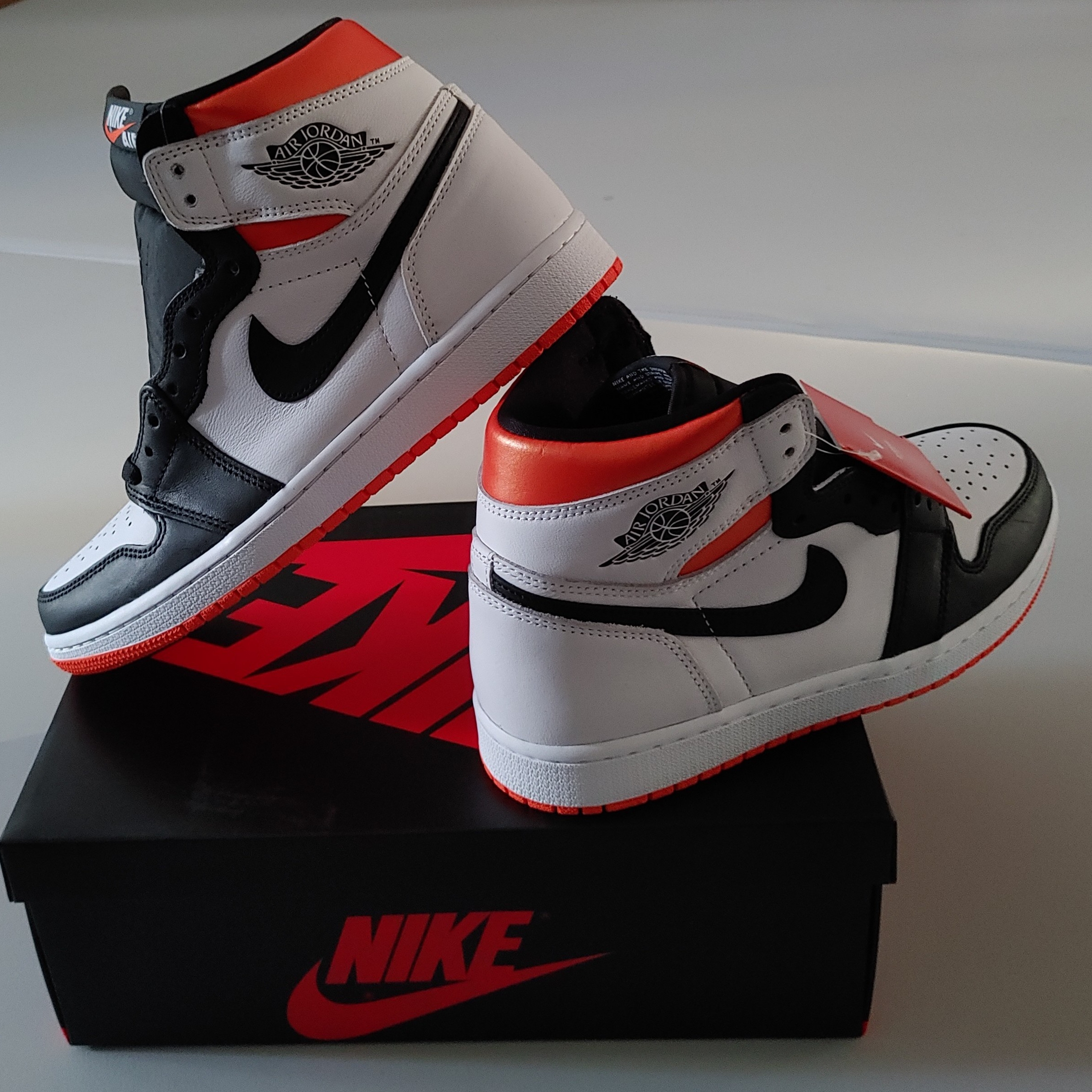 Jordan 1 Retro High OG Electro Orange 착용 스타일