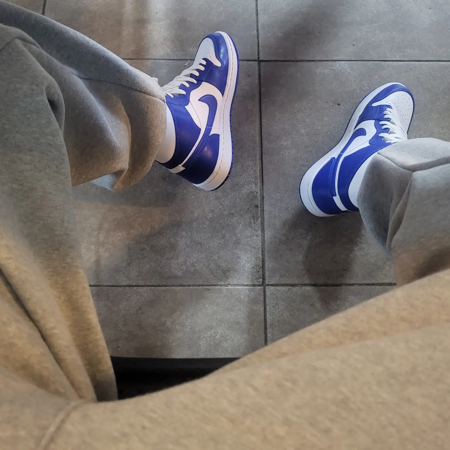 (W) Jordan 1 Mid White Hyper Royal 착용 스타일 - 2
