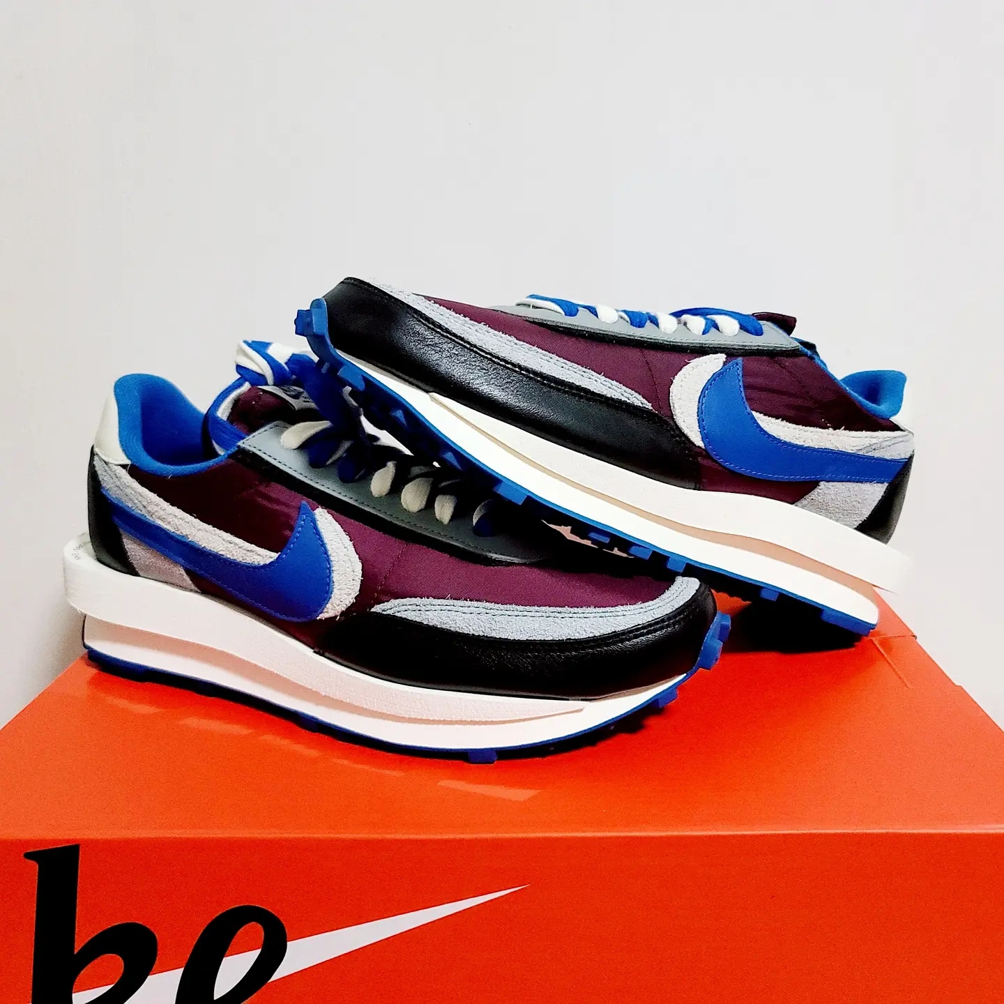 Nike x Sacai x Undercover LDWaffle Night Maroon Team Royal, IAB Studio Hoodie Raspberry 착용 스타일 - 2