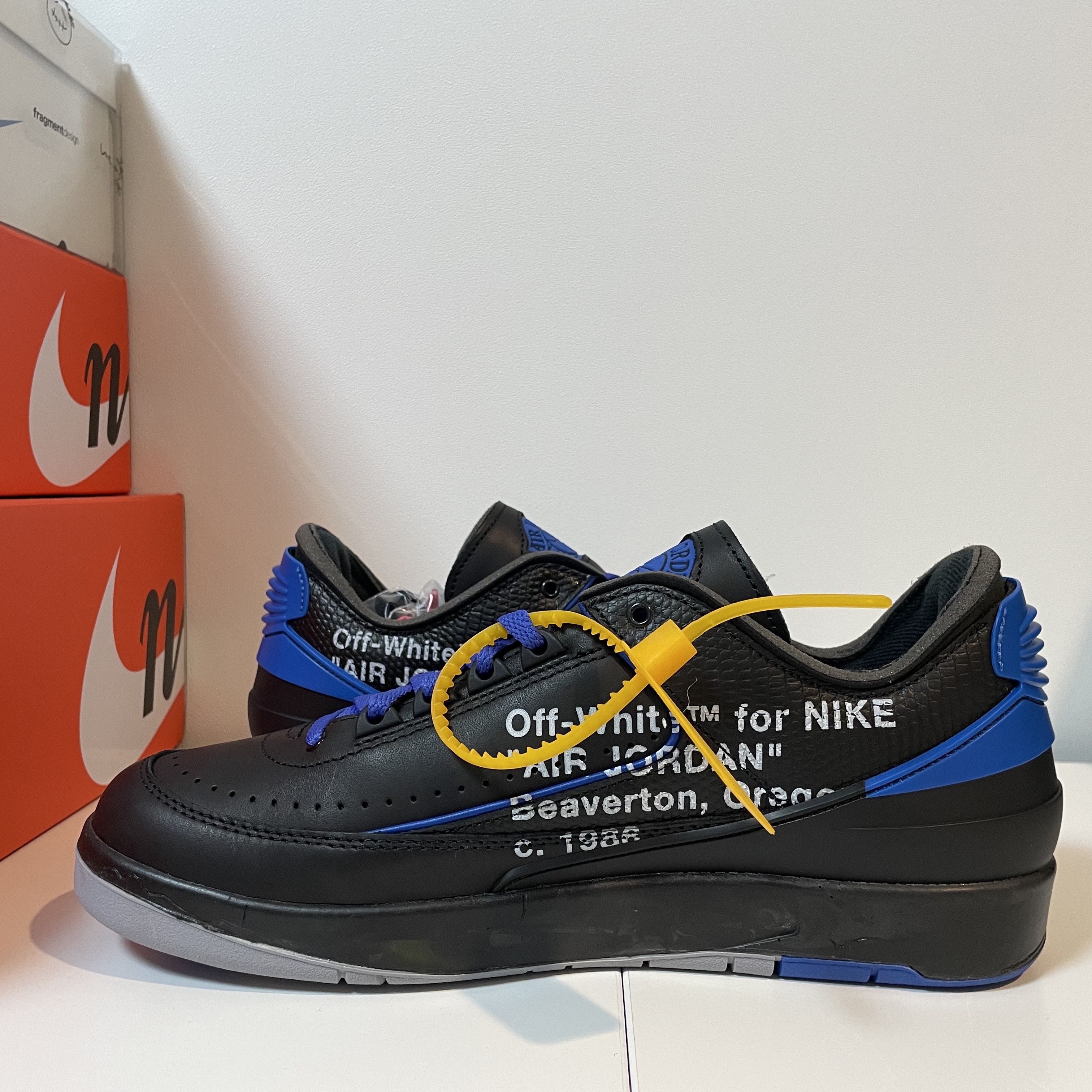 Jordan 2 x Off-White Retro Low SP Black and Varsity Royal 착용 스타일 - 3