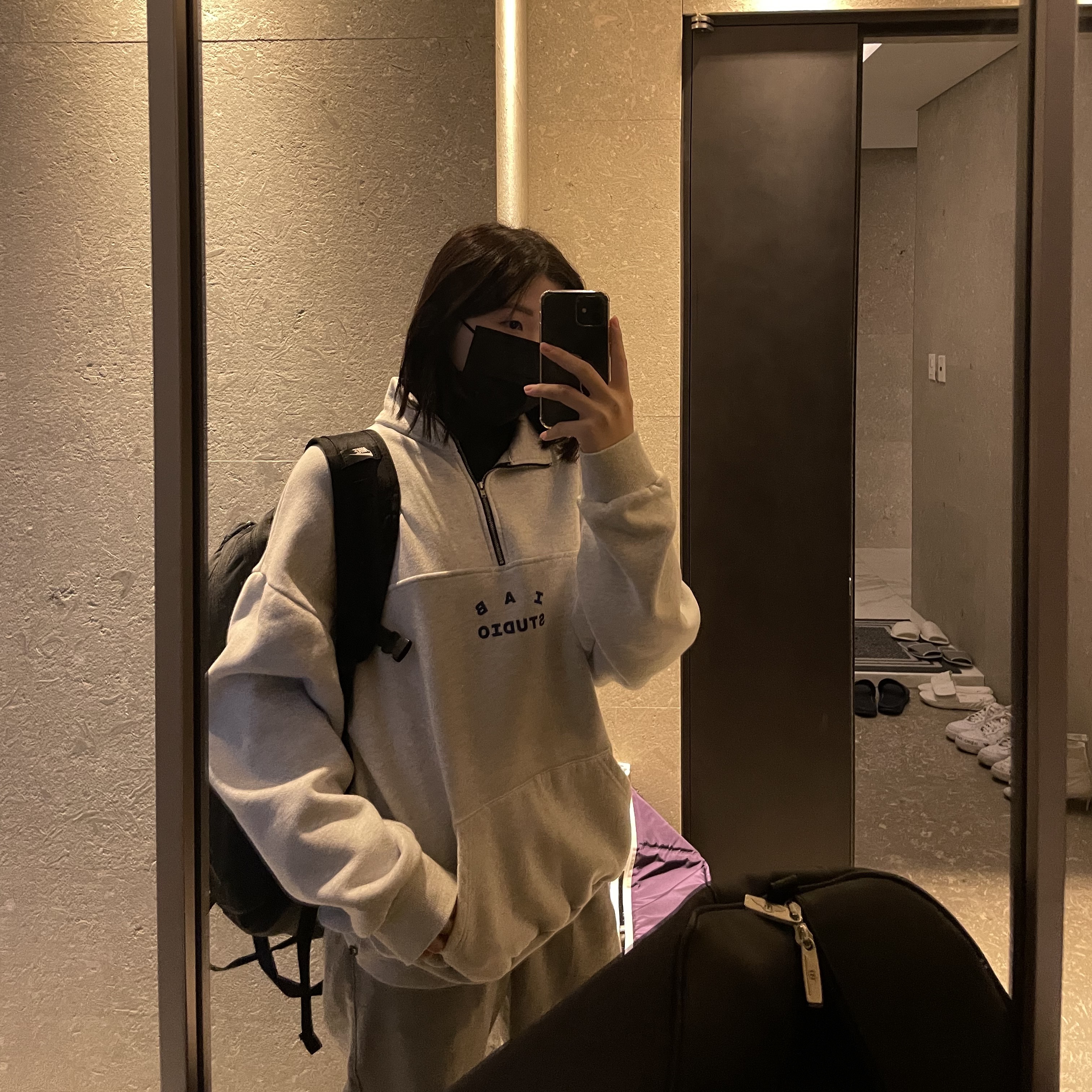IAB Studio Half Zip Pullover Light Gray 착용 스타일