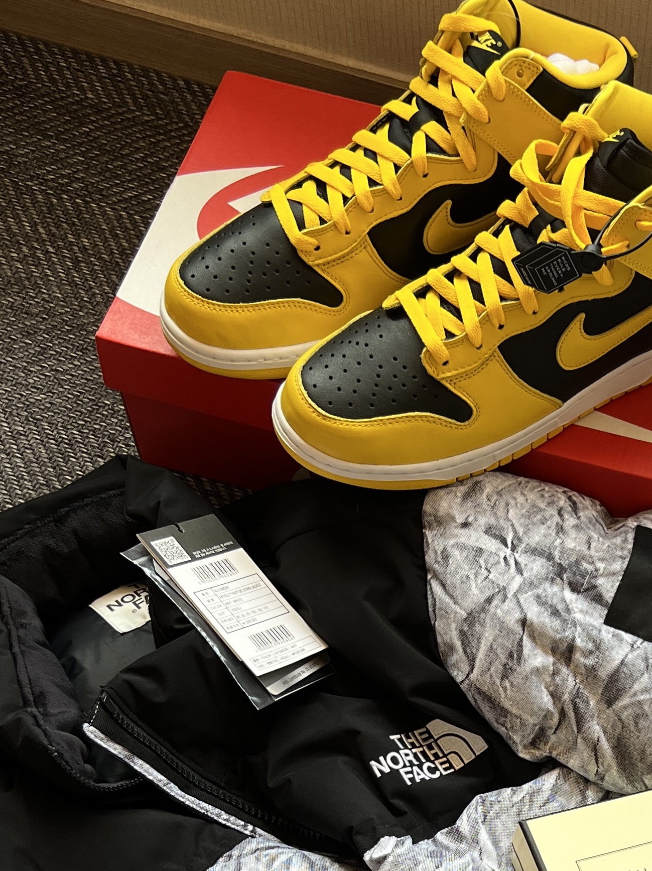 Nike Dunk High SP Varsity Maize, The North Face White Label Novelty Nuptse Down Jacket White 착용 스타일 - 3