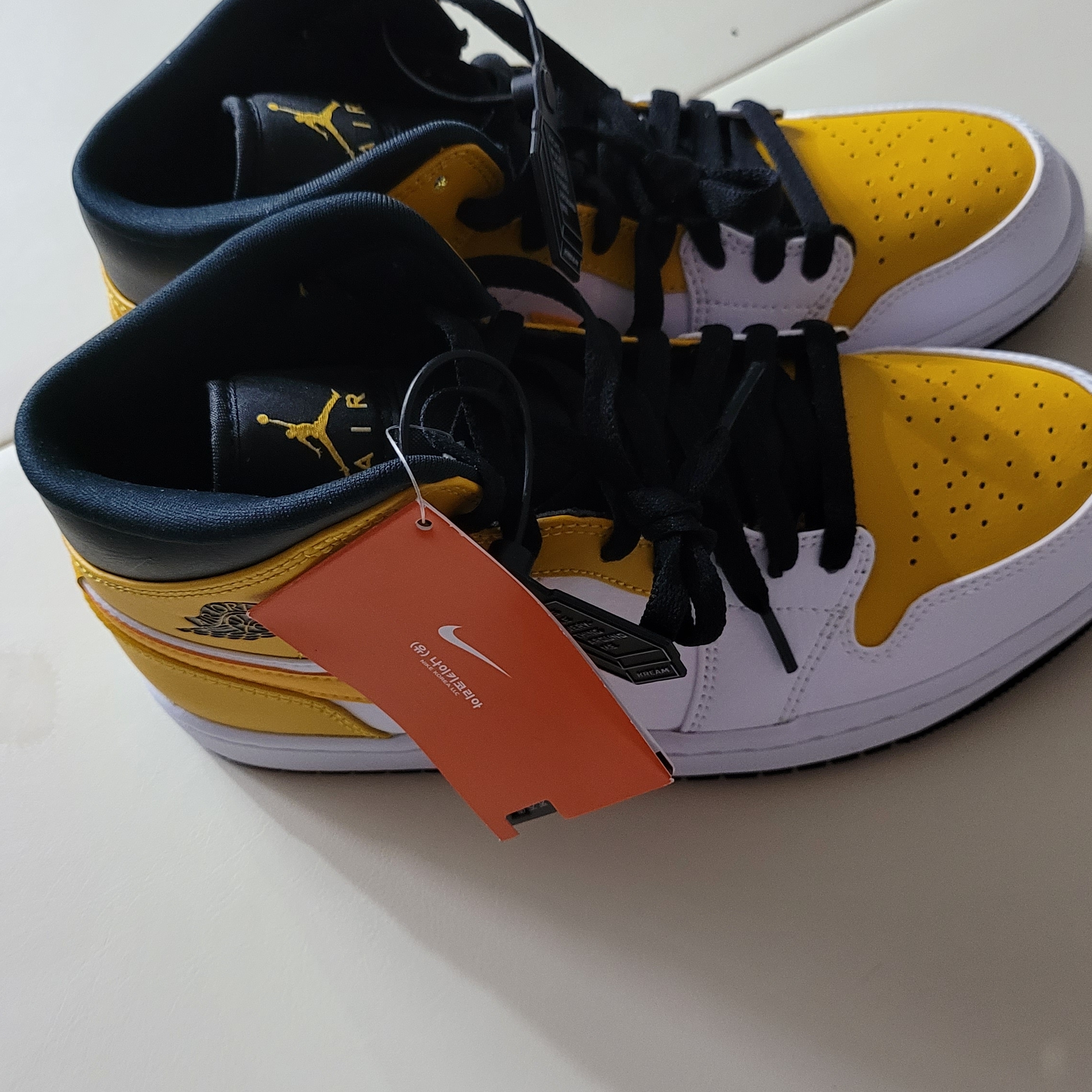 Jordan 1 Mid White University Gold 착용 스타일 - 2