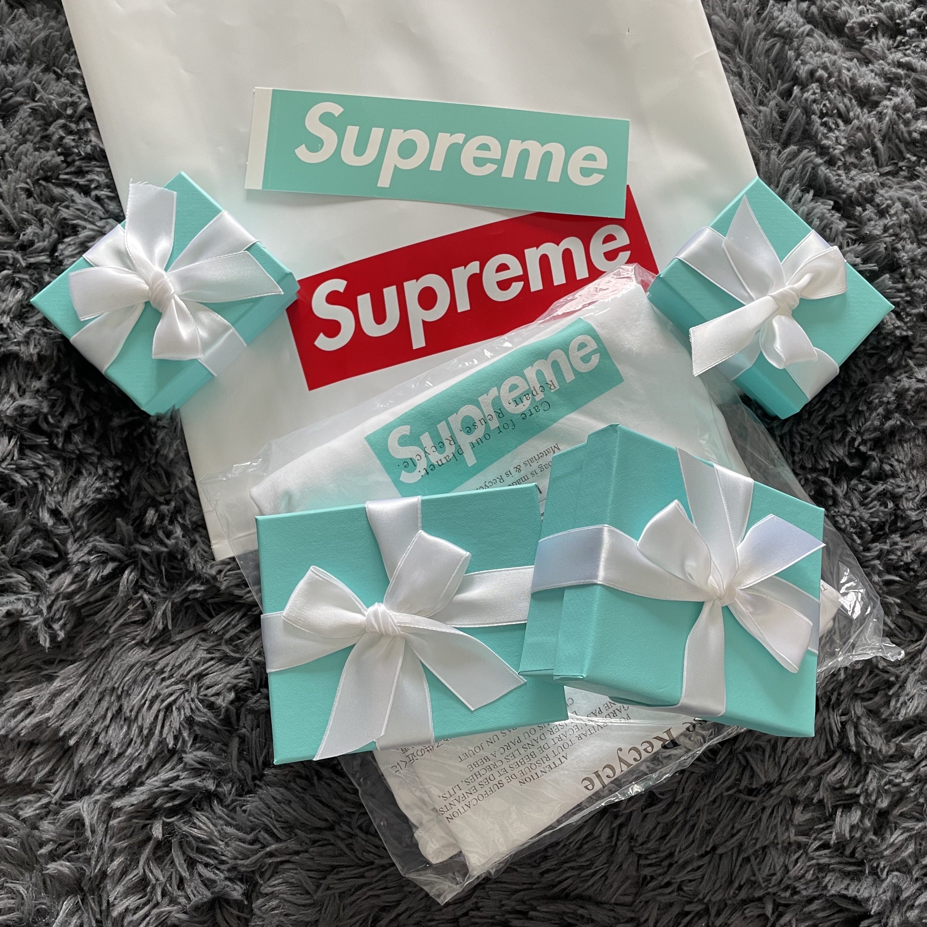 Supreme x Tiffany & Co. Box Logo T-Shirt White - 21FW, Supreme x Tiffany & Co. Return to Tiffany Oval Tag Pearl Necklace - 21FW 착용 스타일 - 1