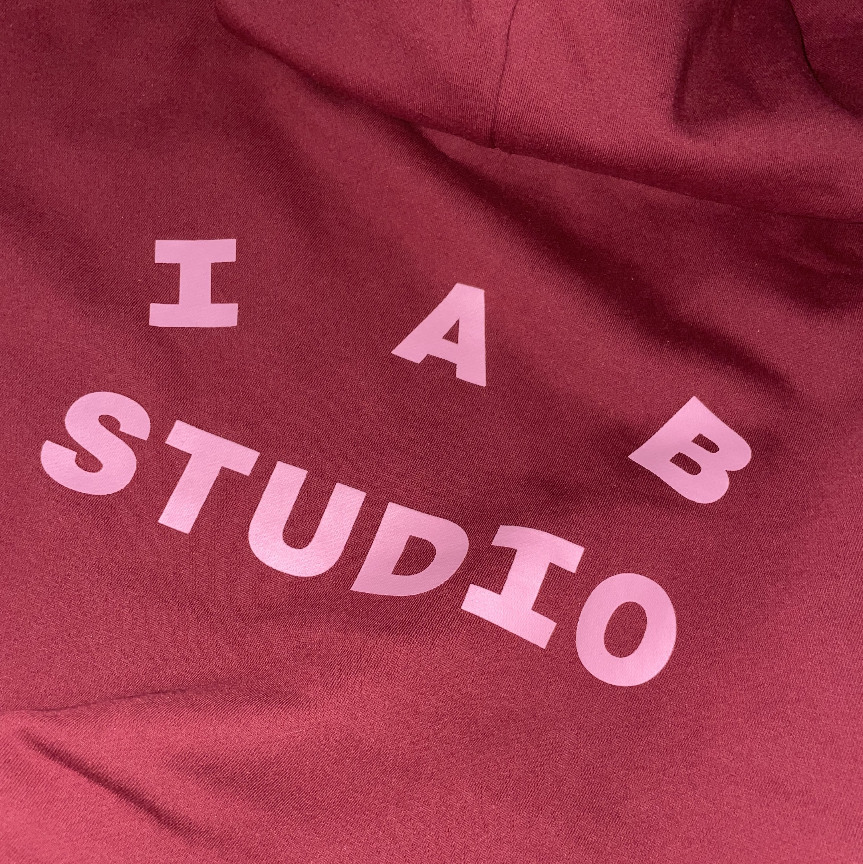 IAB Studio Hoodie Raspberry 착용 스타일
