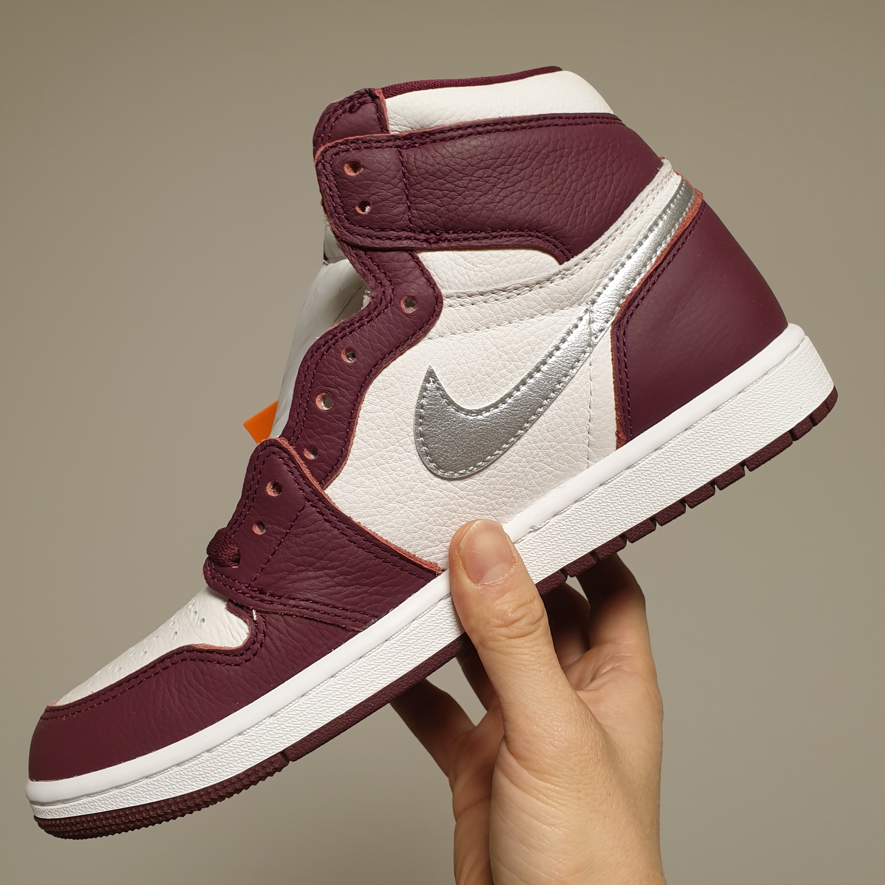 Jordan 1 Retro High OG Bordeaux 착용 스타일 - 1