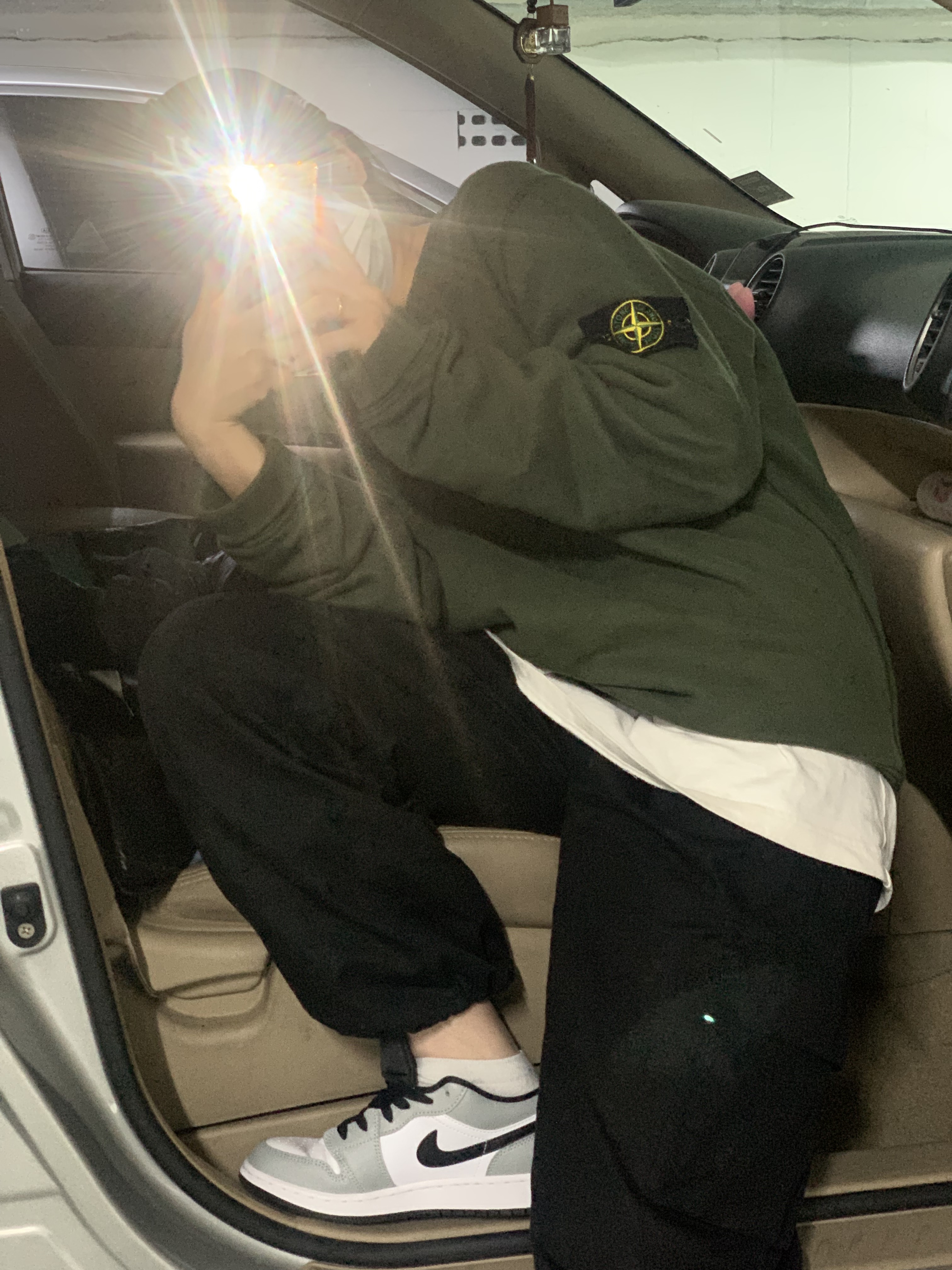 Jordan 1 Low Light Smoke Grey, Stone Island 64450 Long Sleeve Crewneck Sweatshirt Olive Green - 21SS 착용 스타일