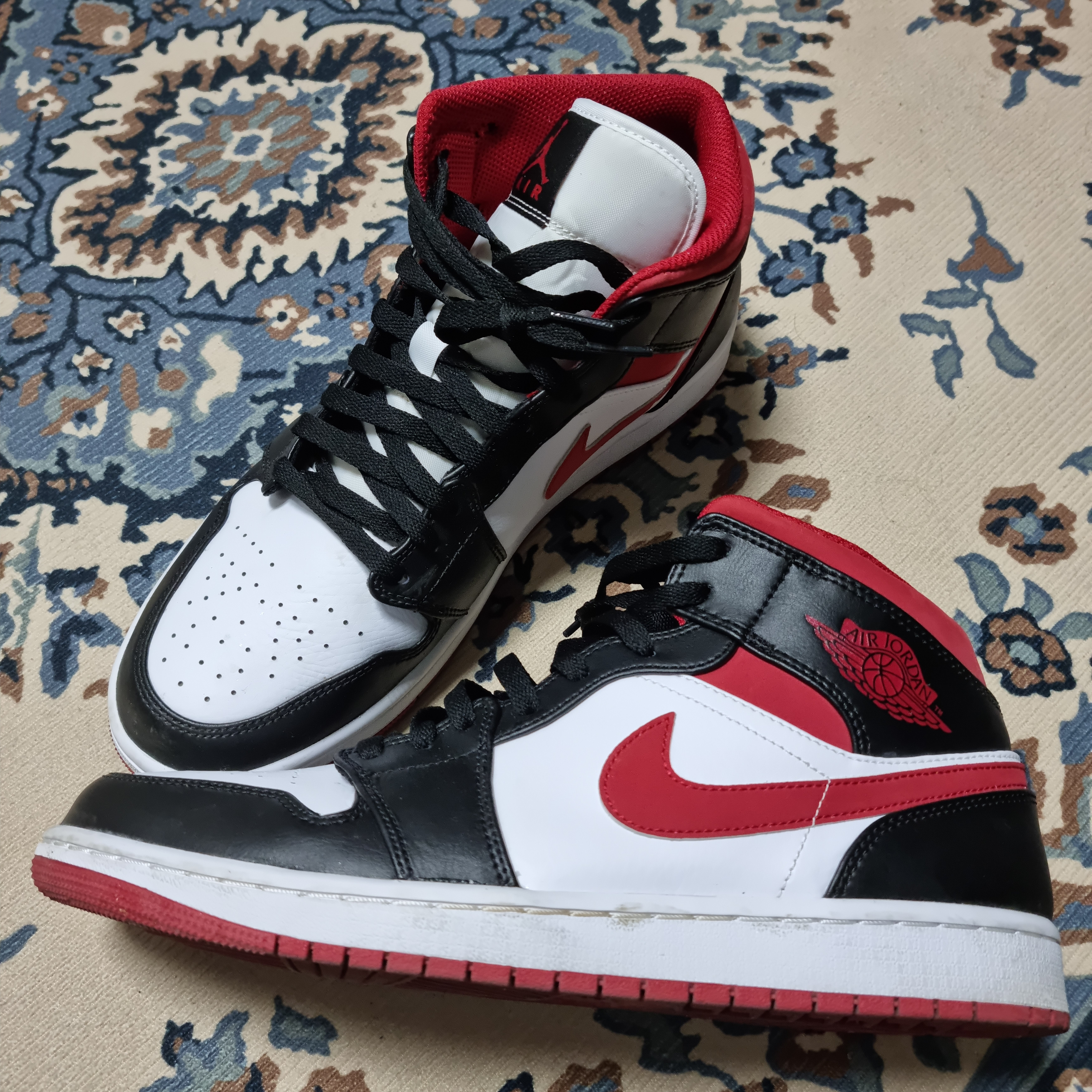 Jordan 1 Mid Gym Red Black White 착용 스타일