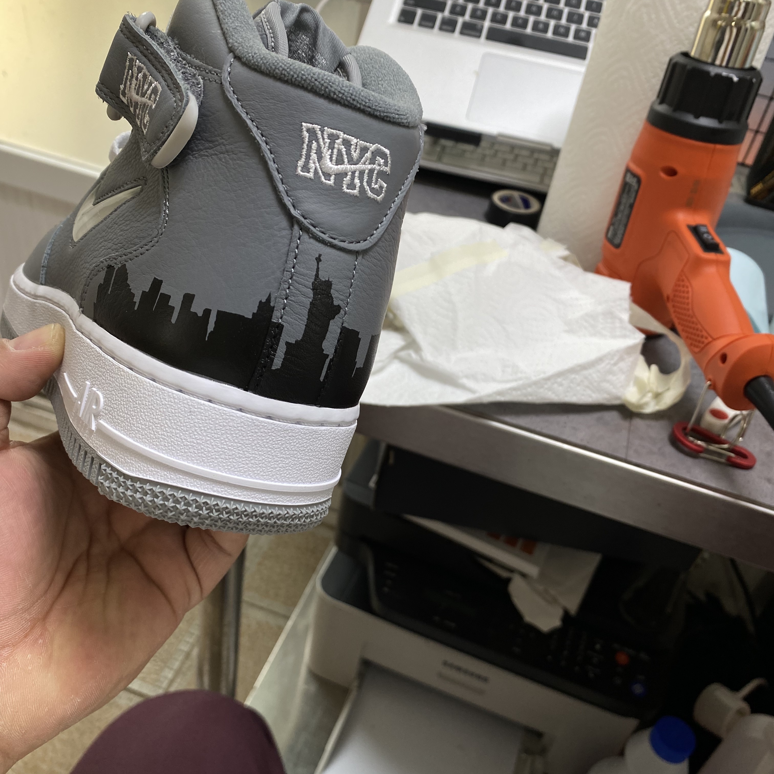 Nike Air Force 1 Mid QS NYC Cool Grey 착용 스타일 - 3