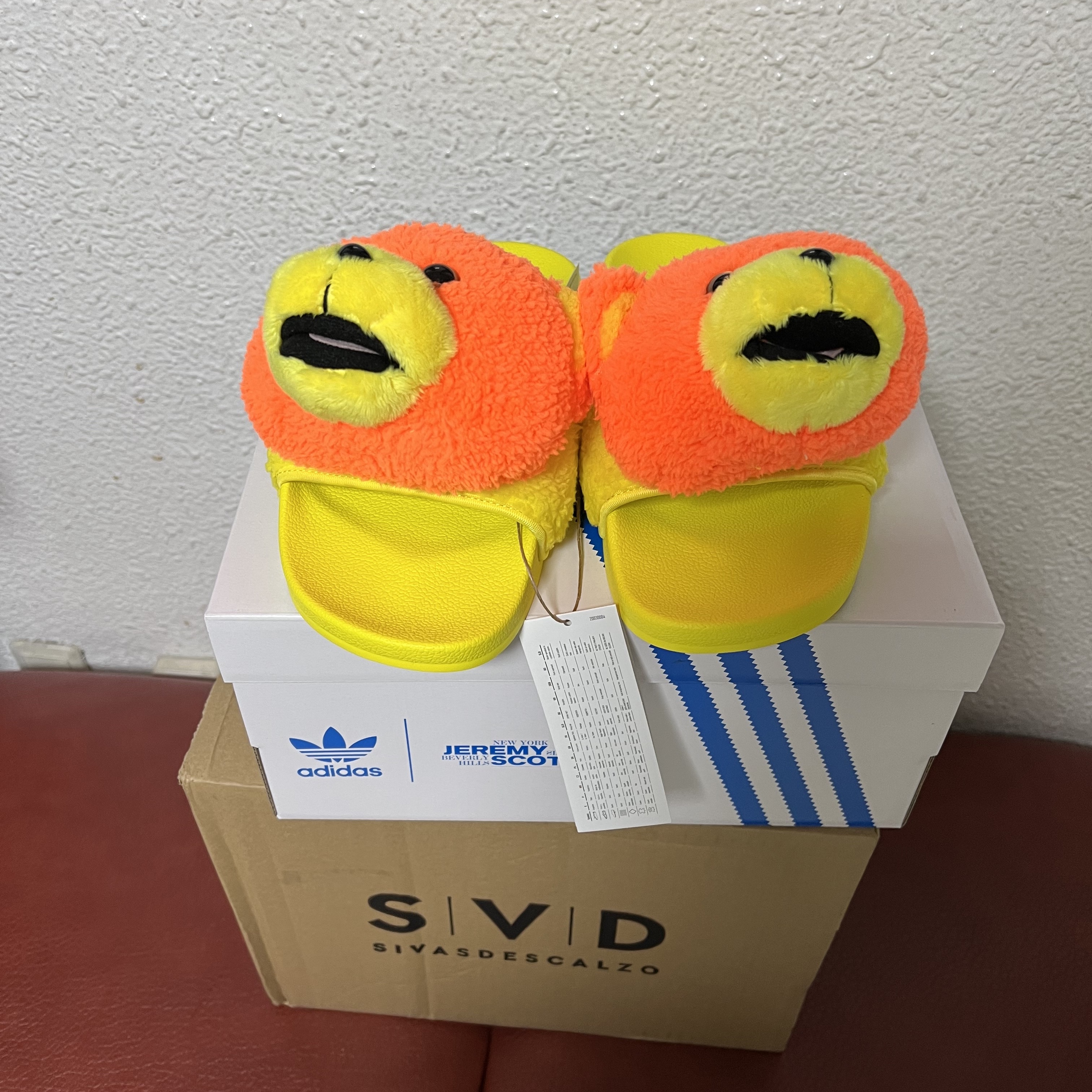 Adidas x Jeremy Scott Adilette Teddy Slide Solar Orange 착용 스타일 - 2