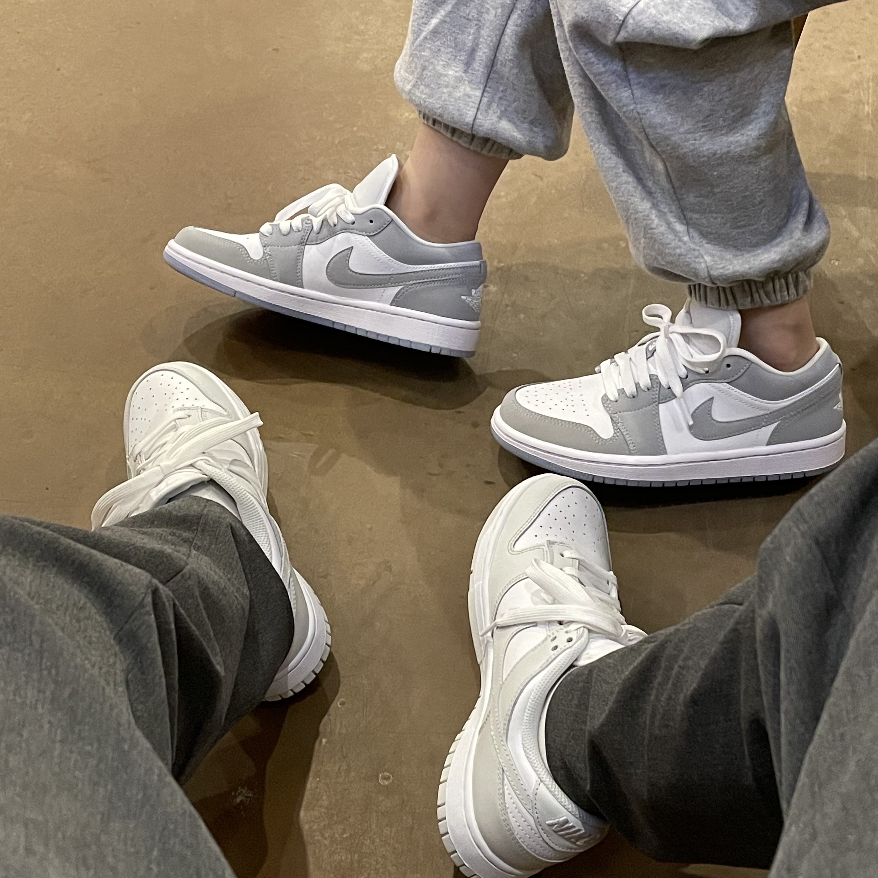 (W) Jordan 1 Low White Wolf Grey, (W) Nike Dunk Low Photon Dust 착용 스타일