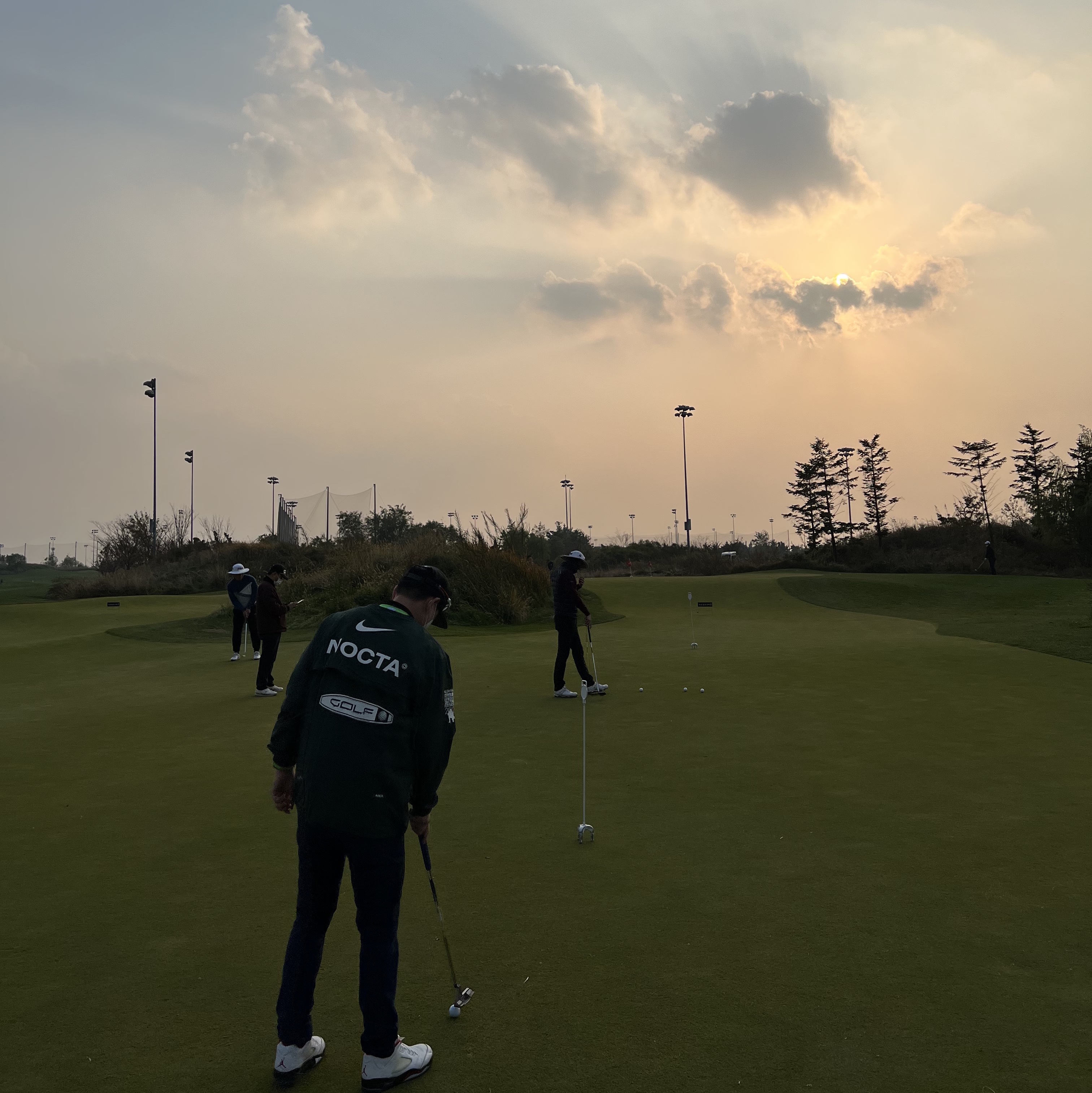 Nike x Drake Nocta Golf Crewneck Top Green - US/EU, Jordan 5 Low Golf Fire Red 착용 스타일 - 1