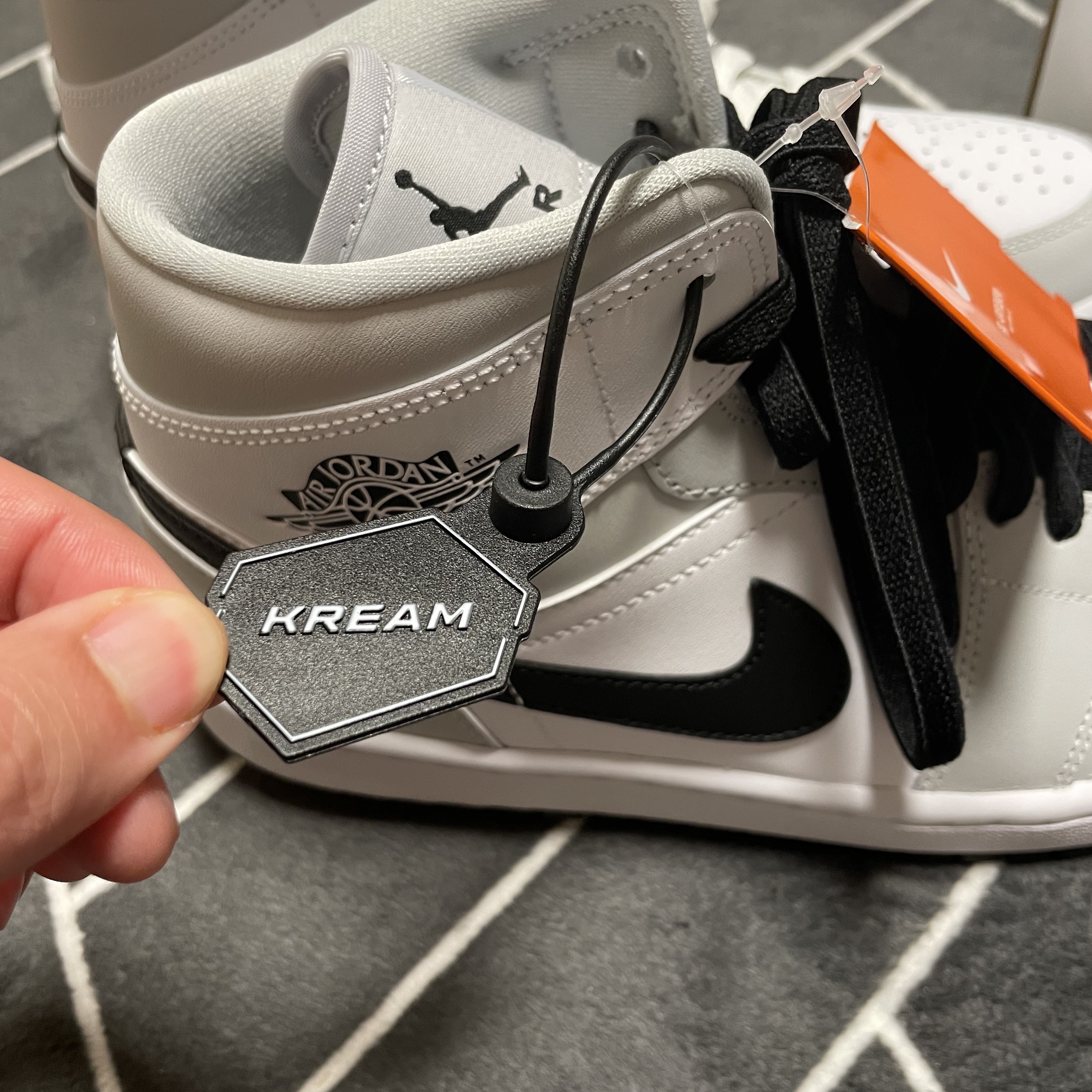 (W) Jordan 1 Mid Grey Fog 착용 스타일 - 2