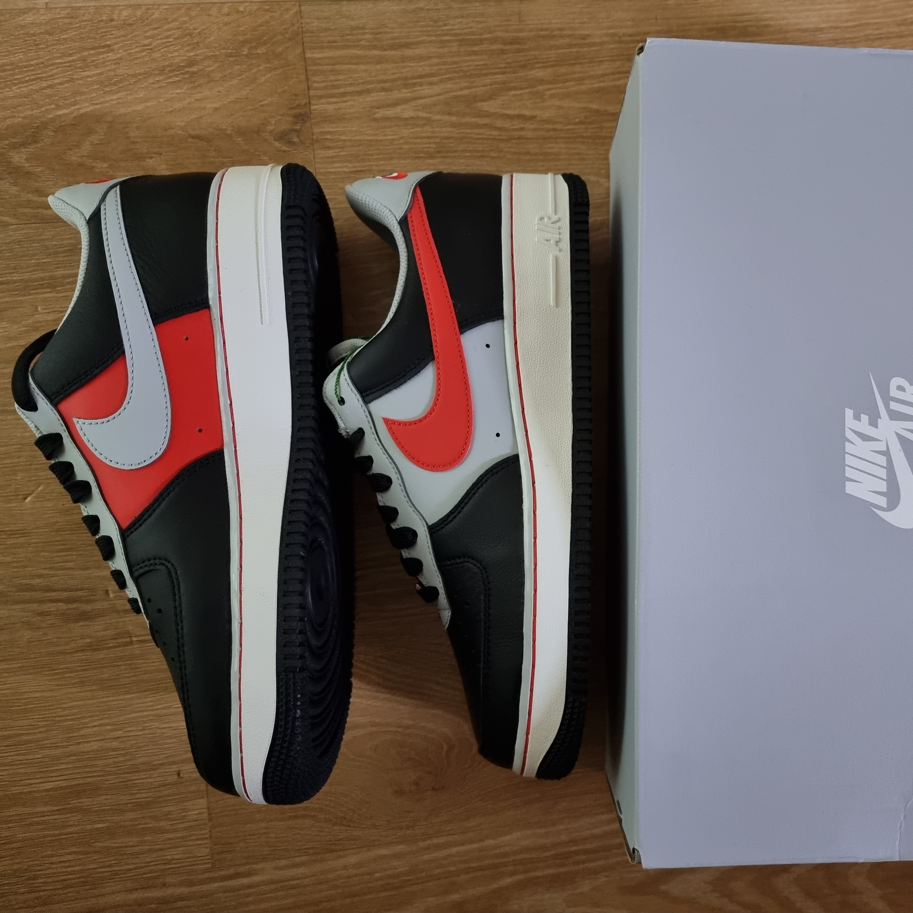 Nike x NBA Air Force 1 '07 LV8 EMB Black and Chile Red 착용 스타일 - 2