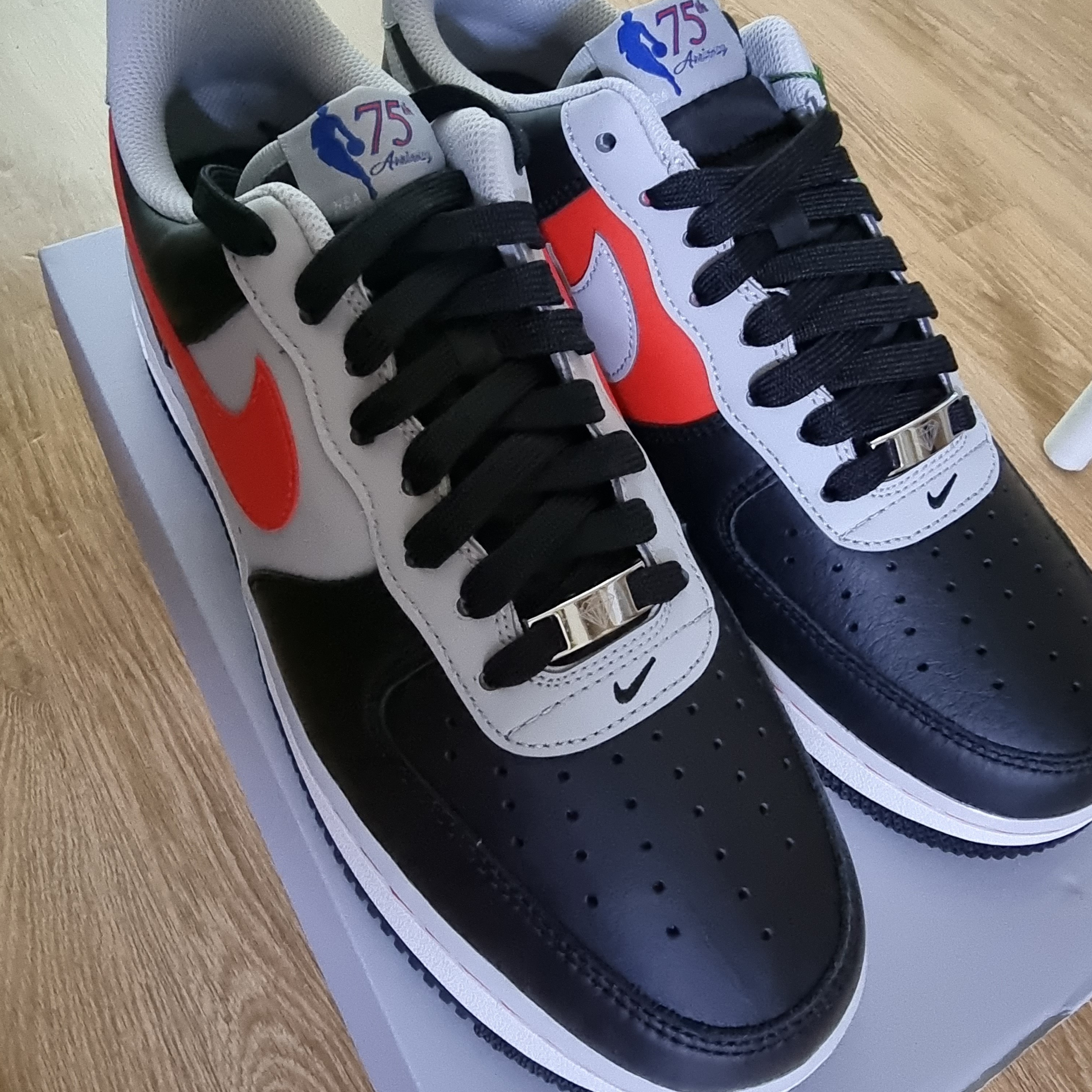 Nike x NBA Air Force 1 '07 LV8 EMB Black and Chile Red 착용 스타일 - 1